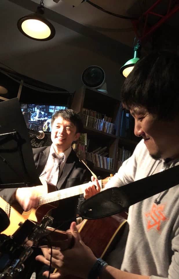 鮫島一六三のインスタグラム：「2019/12/17 BAN BAN BAN鮫島の #あいあいLOVEしてる vol.1 #プピリットパロ　のギターボーカル福さんとコラボさせていただきました！ 自分の曲がこんな豪華になるなんて！ ありがとうございました！ #鮫島一六三 #BANBANBAN #新宿 #rock_cafe_roft」