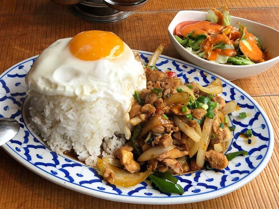 B JIRUSHI YOSHIDAさんのインスタグラム写真 - (B JIRUSHI YOSHIDAInstagram)「【代官山LUNCH】 【店名】サティー 【メニュー】ガパオライス 【PRICE】¥980- 【一言】今日のランチは久しぶりにサティーさんへ。今回も迷わずガパオライスをオーダー。日本人好みの甘辛いタレが白ごはんとの相性が良すぎて、てんこ盛りのご飯もペロリと平らげてしまいました。 卓上の調味料でさらに辛さをプラスして、旨辛に。  #LUNCH #代官山ランチ」12月18日 13時11分 - bjirushiyoshida