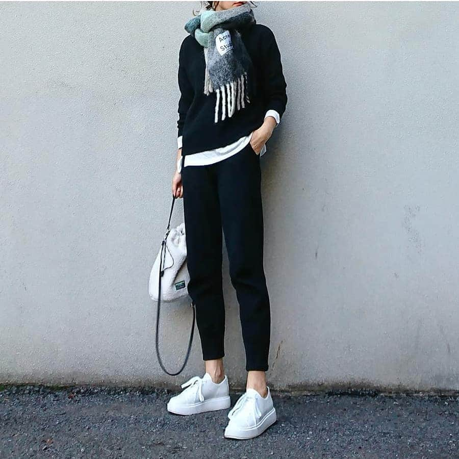 puu326さんのインスタグラム写真 - (puu326Instagram)「* * black_white 👟カジュアルDAY  knit…@gu_global#gu knitpants…@zara#zara sneaker…@lucida_shoes#lucidashoes bag…@llbean#llbean stole…@acnestudios #acnestudios * * #ootd#outfit #instafashion #instagood #ザラ#アクネストゥディオズ #エルエルビーン#ジーユー#GUstyle #ジーユーコーデ #ザラコーデ #大人カジュアル#ママコーデ#大人シンプル #大人gu部 #スニーカーコーデ#ニットパンツ#プチプラコーデ #locari」12月18日 13時20分 - puu326