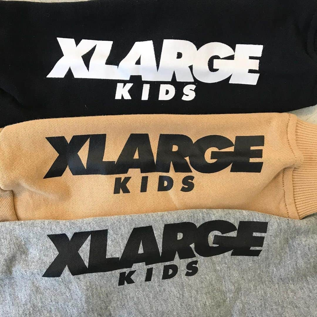 X-girl Stages Officialさんのインスタグラム写真 - (X-girl Stages OfficialInstagram)「.XLARGE KIDSから19日に発売するスター・ウォーズデザインアイテムのご紹介です。﻿ 12月20日（金）から完結編『スター・ウォーズ／スカイウォーカーの夜明け』が日米同時公開となります。 ﻿ 映画公開を記念して、XLARGE KIDSオリジナルデザインのスウェット2型が発売となります。﻿ ﻿ 本作品で初めて登場する『D-O』と大人気『BB-8』、袖にブランドロゴがプリントされたフードスウェットとフロントにOGプリント、背面にスター・ウォーズロゴとストームトルーパーがプリントされたインパクトのあるクルーネックスウェットの2型が発売されます。﻿ どちらも裏毛素材を使用したややゆったりとしたサイズ感になっています。﻿ ﻿ 是非、こちらのアイテムを着て親子で一緒にスター・ウォーズ新作映画をお楽しみください！！﻿ ﻿ BB-8&D-O プルオーバーフードスウェット﻿ ￥7,900+TAX﻿ サイズ：80～140﻿ カラー：クロ、ベージュ、杢グレー﻿ ﻿ STORMTROOPER クルーネックスウェット﻿ ￥7,300+TAX﻿ サイズ：80～140﻿ カラー：クロ、グリーン﻿ ﻿ #starwars #Lukeskywalker #xlarge #xlargekids #bb8 #do #stormtrooper」12月18日 13時21分 - xgirlstages