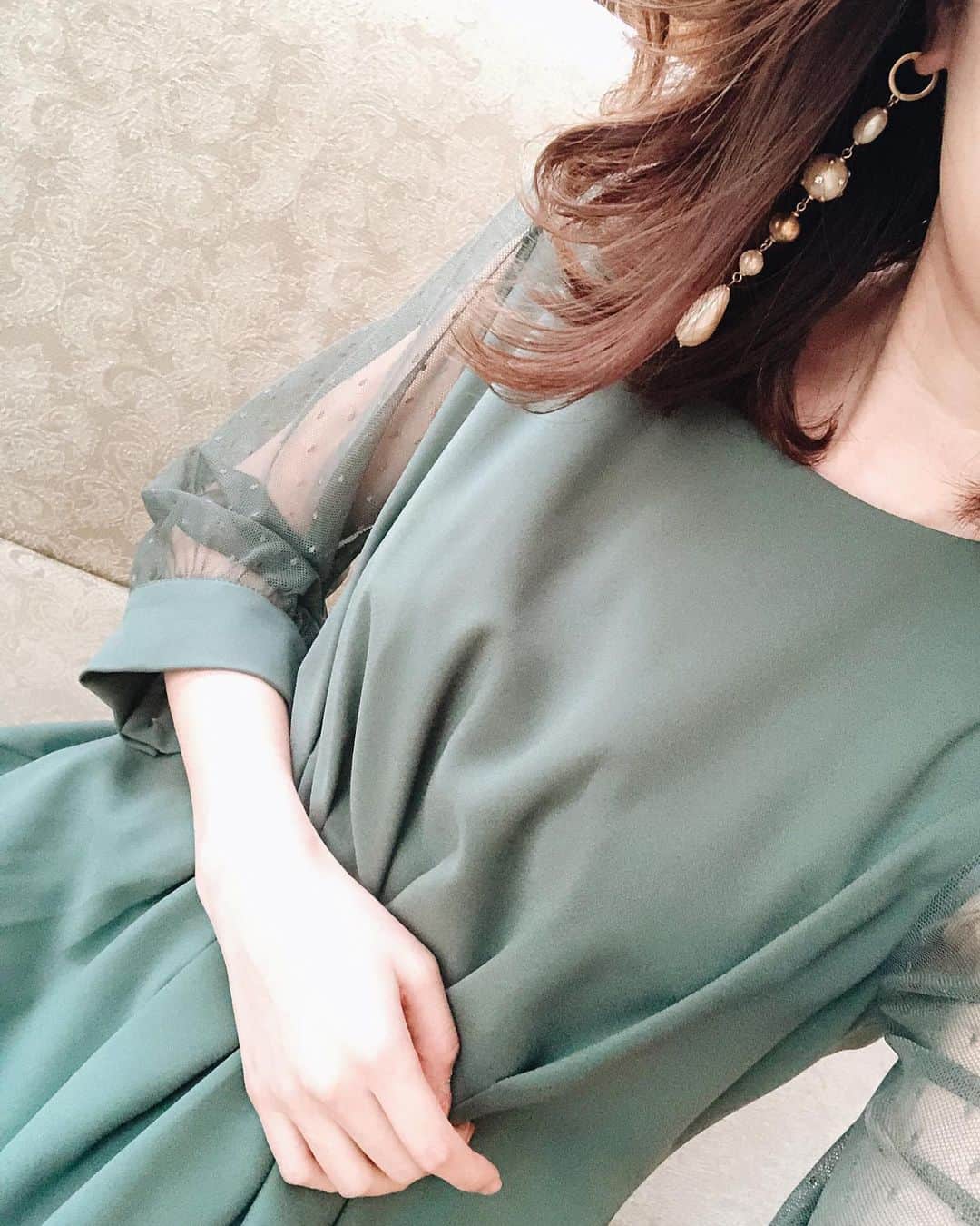 冨張愛さんのインスタグラム写真 - (冨張愛Instagram)「この季節はいつも以上に どこに何を着て行こうか考えるのが楽しい♡ 最近届いたくすみグリーンのワンピースはどこへ着て行こう。透け感やとろみ感のあるお洋服は着ていてテンションがあがります😆🍷 * onepiece ... #whitecloset @whitecloset_official ZOZOTOWNに今日オープン 当日限定SALE &クーポン あるみたいです✍️ #instagood #coordinate #ootd #outfit #fashion #instafashion #meg_ootd #zozotown #코디네이트 #패션 #카메라 #コーディネート #コーデ #ファッション #今日のコーデ #今日の服 #157cmコーデ #ホワイトクローゼット #ゾゾ #ドレス #ワンピース」12月18日 13時21分 - megumitomihari