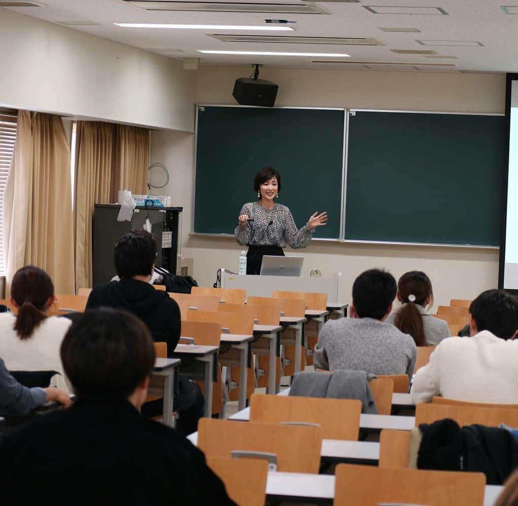 丹野みどりさんのインスタグラム写真 - (丹野みどりInstagram)「名古屋大学で 『キャリア形成論』という講義を させて頂きました。  もう15年近く、 毎年させて頂いております。  タイトルは 『まさに今、 キャリア第３章形成中』として  90分怒涛の講義をしました❗  キャリア第１章は 『20代～30代 挫折と達成感の日々』と題して ・)入社、いきなり挫折 ・)ラジオアシスタントから ニュース番組へ ・)女子アナ30歳定年説 ・)理想のキャスター像目指して  キャリア第２章は 『40代の幕開け 理不尽だらけ  公私ともに怒涛の5年間』と題して ・)ラジオへの転換 ・)二度の手術 ・)CBC退社 ・)離婚 ・)再婚  そしてキャリア第３章は 45歳 まさかの会社設立 と題して  会社設立に至った理由や 現在の取り組みなど  それぞれ正直に赤裸々に 全てをお話しました。  理不尽と思えることが起きても どうやって前向きな原動力に 転換してきたか…  先輩から後輩の皆さんに お伝えしたいことは 『腐らず、奢らず』 『無駄なことは一つもない』  ということです。  私もまだまだこれから。  たくさんの方々のご縁やお力を お借りしながら 前向きに歩んでいきたいと思います。  #講義#名古屋大学#キャリア形成論#母校#フリーアナウンサー#セミナー#講演」12月18日 13時19分 - midorimarron