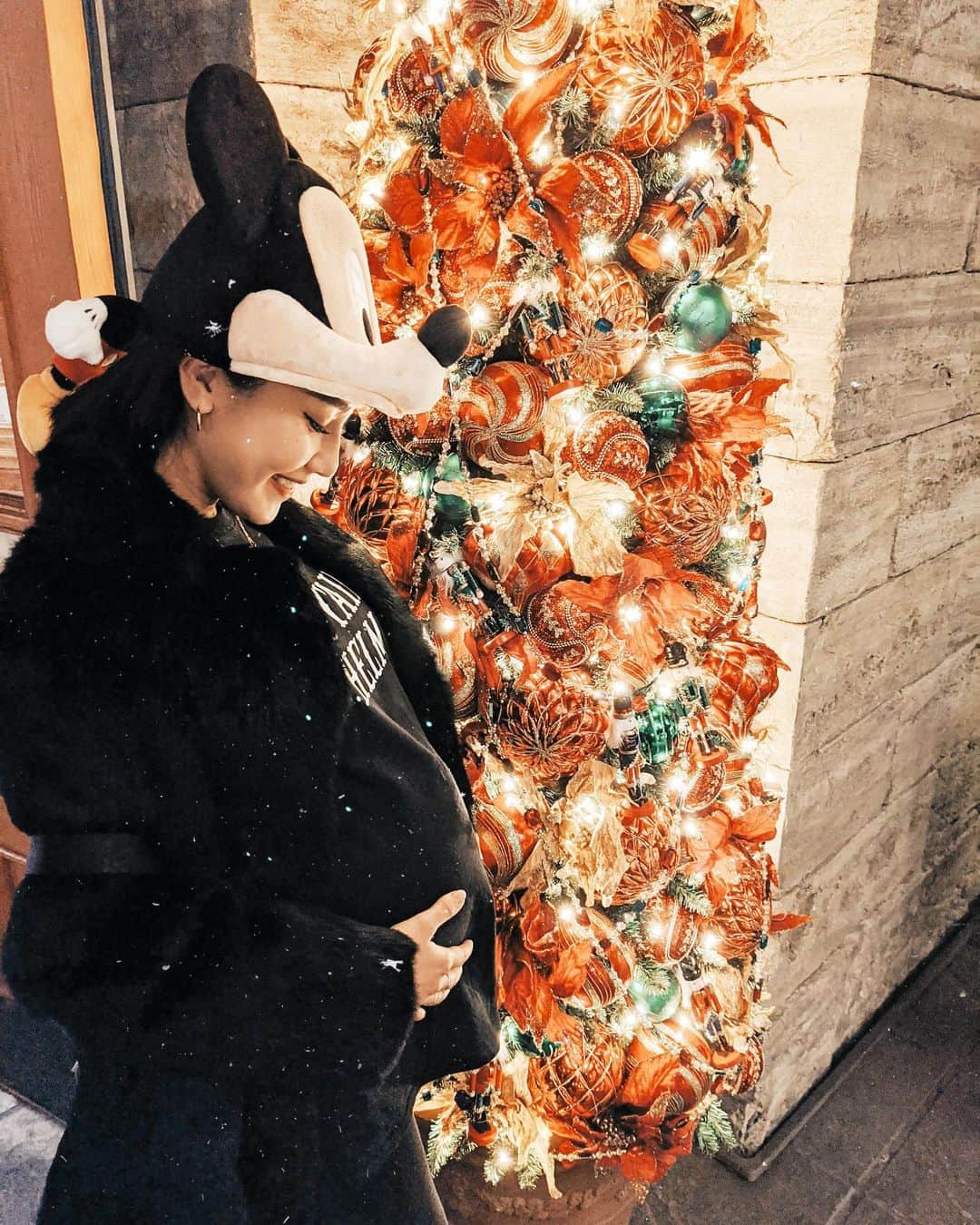 のインスタグラム：「妊娠8ヶ月に入りました👶🏽❤️ 1ヶ月があっという間すぎる💭 予定日まで残り80日ちょっとなので、そろそろ必要なものを揃えていかないとって思っているんだけど、 先輩ママたち、産前揃えたものでこれはしばらく必要なかった！とか これは用意して正解だった！とか あれはどこのブランドがいいよとか 色々教えてほしいです💛 調べたらもちろん書いてあるけど、 実際に友達に会うと、あれはいらなかった〜とかいう声があるアイテムとかもあるから、 生の声が聞きたい👶🏽 そしてもう使わないものあるよ〜譲ってあげる〜ってお友達いたらそれも教えてくださいな🥰 . コミオ、残り少ない一心同体生活、 思う存分楽しもうね👶🏽💕 . #8monthspregnant#pregnant#28weekspregnant#妊娠8ヶ月#8ヶ月妊婦#ぷんにー#ぷんにーライフ#28週」