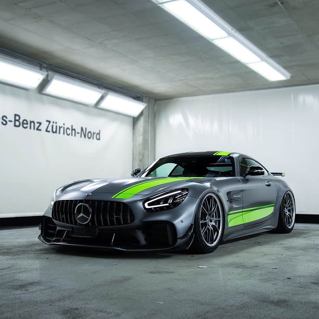 CarsWithoutLimitsさんのインスタグラム写真 - (CarsWithoutLimitsInstagram)「Who loves the AMG GT-R Pro ?? Photo @srs_swissrichstreets  #carswithoutlimits #mercedesamg #amggtr #amggtrpro」12月19日 0時16分 - carswithoutlimits
