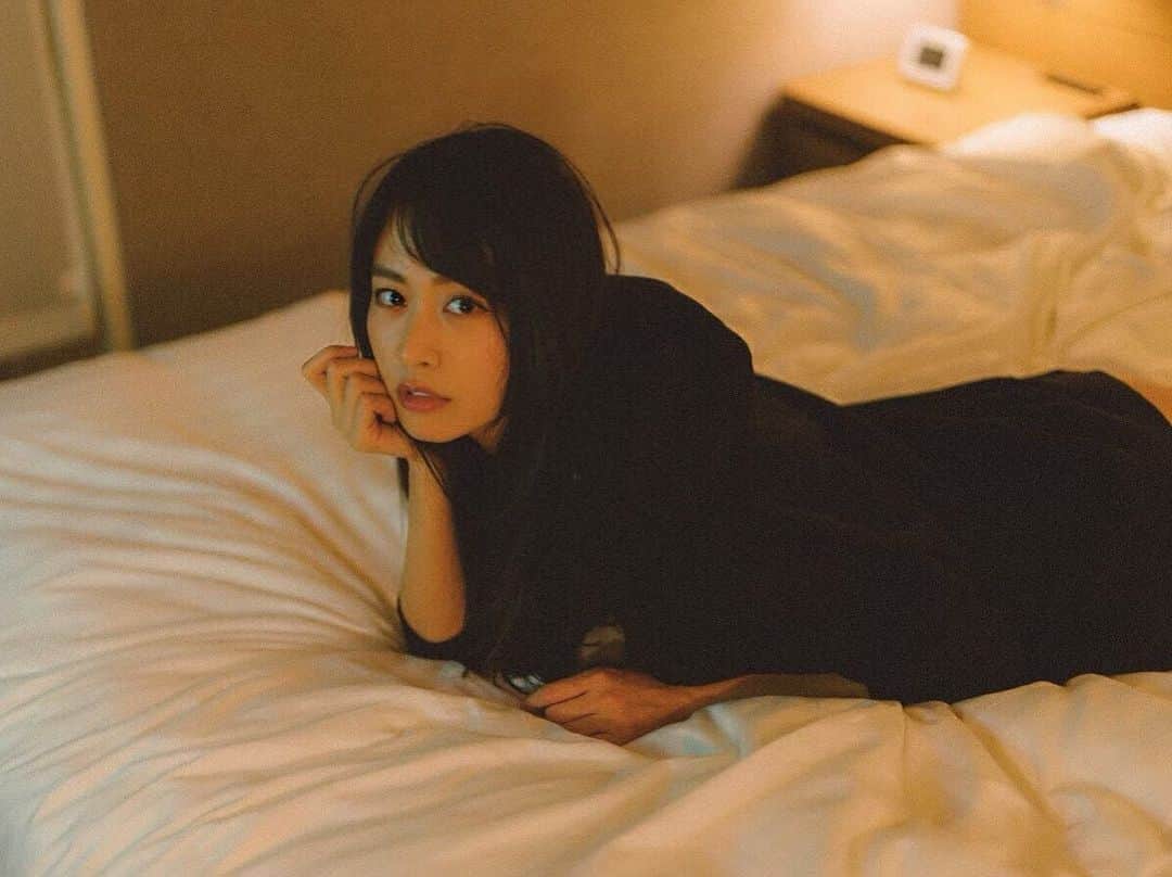 千倉里菜さんのインスタグラム写真 - (千倉里菜Instagram)「今日も一日お疲れ様！🌝 . ベッドにダイブしたい… でも地味にやらねばならぬ事が…！ . 近々告知あります！✨ . . . _  #ポートレート #作品撮り #ポートレート撮影 #portrait #bedroom #ベッドルーム #portraitphotography #photo_jpn #portraitmodel #japanesemodel #asianmodel #portrait_shots #徳島 #tokushima #instalike #likeforlikes #関西写真部share #followｍe #fashionista #모델 #模特 #인스타그램 #좋아요 #좋아요그램 #좋아요태러 #좋아요환영 #팔로우 #맞팔 #패션 #패션스타그램」12月19日 0時16分 - rina_amatsuma