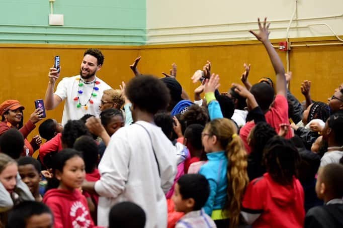 クレイ・トンプソンのインスタグラム：「We ended the toy drive with a Q & A. “Is steph curry coming ?” . Thank god big bro picked up the FaceTime it woulda been anarchy up in assembly hall 😤🙃🤣🤣 #lifeintheshadows #itsrealniceactually #foundapalmtree #namedherdynasty」