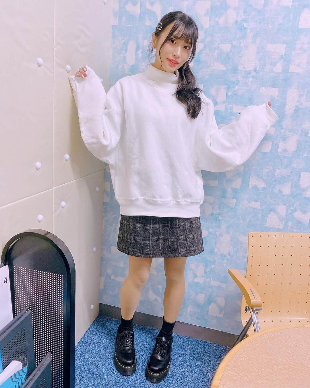 根岸愛のインスタグラム：「今日のChampion👗💕 形が本当に可愛くて袖のとこが広がってるのと首元にも白字でChampionって入ってるの☺️💕 スカートはEMODAです💃 #Champion #EMODA #fashion #tops #Championコーデ #今日のchampion #Champion女子 #ねぎしふく #ねぎ私服」