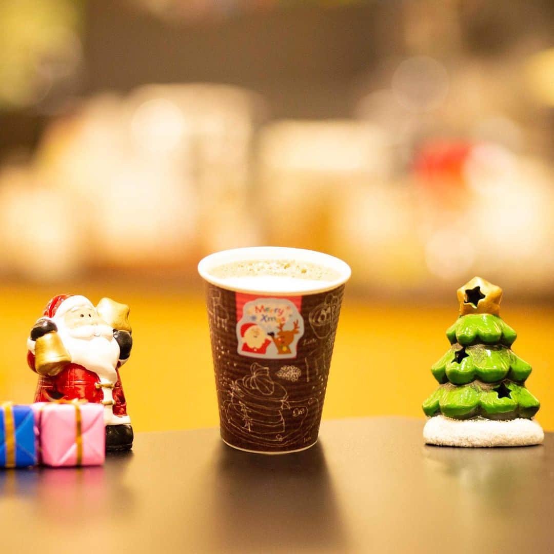 スピルリナのDICライフテック株式会社さんのインスタグラム写真 - (スピルリナのDICライフテック株式会社Instagram)「. 会社のカフェでは クリスマス期間限定メニュー スピルリナ入りいちごココア が販売中🍓🎄☕️🎄🍓 . . . 優しい甘さのココアに スピルリナのグリーン💚 と いちごのシロップの赤❤️ が入ったクリスマスのほっこりドリンク🎅🎄🎅🎄🎅 . . いちごの酸味やココアなどのチョコレートっぽいものと スピルリナ、合うんです😋💕✨ . . ぜひおうちでもお試しくださいね！ . . . #スピルリナ ＃スーパーフード #dicスピルリナ #クリスマスグリーンはdicスピルリナ #クリスマス限定 #期間限定ドリンク #クリスマスドリンク #日本橋カフェ #ほっこりドリンク #カフェドリンク  #カフェ巡り#いちごココア #ココア  #spirulina #cocoa #christmasdrinks #christmasmenu #cafedrink」12月18日 22時43分 - dic_spirulina