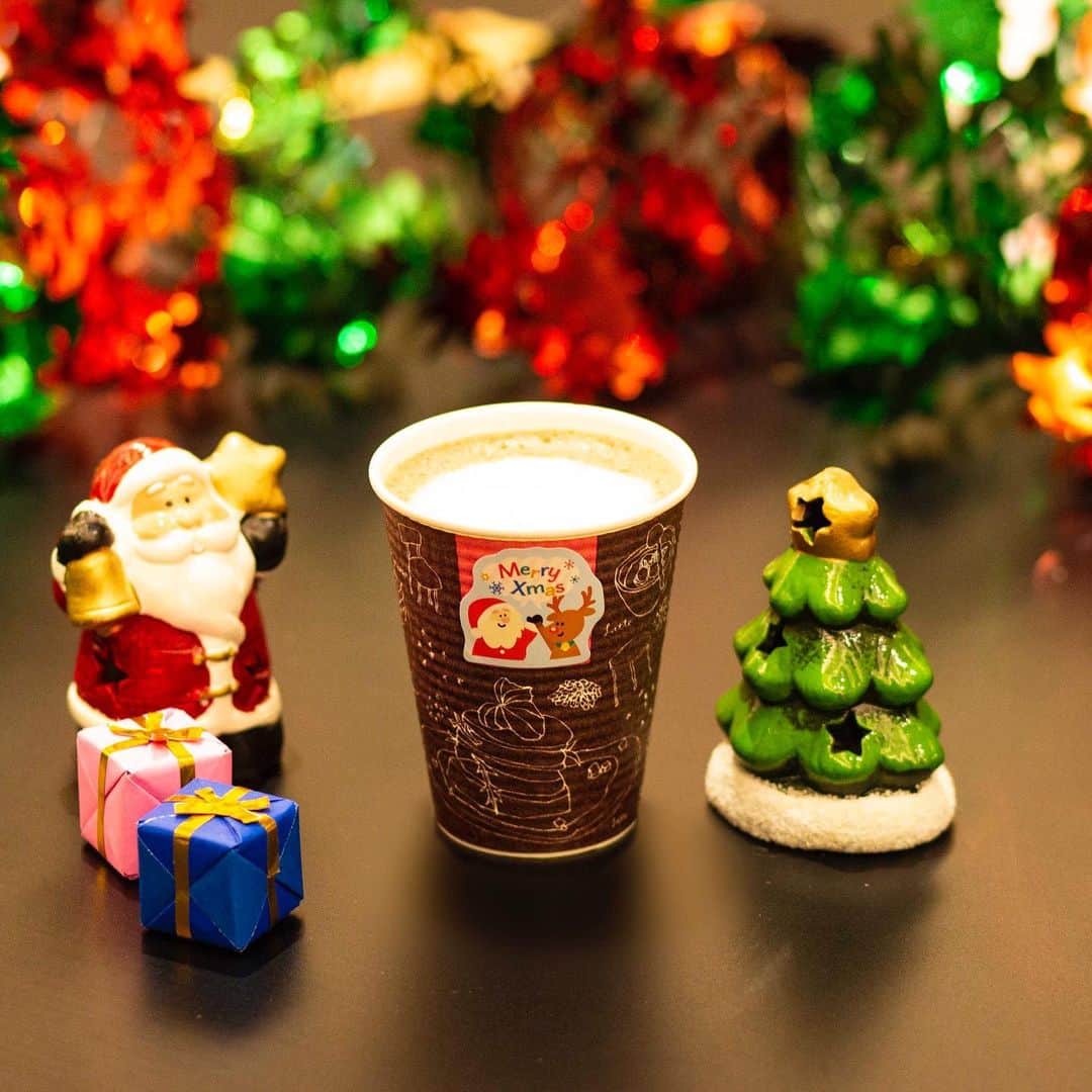 スピルリナのDICライフテック株式会社さんのインスタグラム写真 - (スピルリナのDICライフテック株式会社Instagram)「. 会社のカフェでは クリスマス期間限定メニュー スピルリナ入りいちごココア が販売中🍓🎄☕️🎄🍓 . . . 優しい甘さのココアに スピルリナのグリーン💚 と いちごのシロップの赤❤️ が入ったクリスマスのほっこりドリンク🎅🎄🎅🎄🎅 . . いちごの酸味やココアなどのチョコレートっぽいものと スピルリナ、合うんです😋💕✨ . . ぜひおうちでもお試しくださいね！ . . . #スピルリナ ＃スーパーフード #dicスピルリナ #クリスマスグリーンはdicスピルリナ #クリスマス限定 #期間限定ドリンク #クリスマスドリンク #日本橋カフェ #ほっこりドリンク #カフェドリンク  #カフェ巡り#いちごココア #ココア  #spirulina #cocoa #christmasdrinks #christmasmenu #cafedrink」12月18日 22時43分 - dic_spirulina