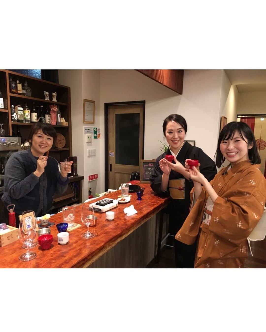 齋藤恵梨さんのインスタグラム写真 - (齋藤恵梨Instagram)「. . きょうのトクおしは 「普段着としての着物を楽しもう！」ということで 着物を着て村上を散策してきました👘 . 着物姿で、老舗の割烹でお料理をいただき 酒屋さんのカウンターでお酒を味わう… 最高でした… . 着物を着ると、 不思議と背筋がピンっと伸びますし 所作も美しくしようと思いますよね。 . 成人式や卒業式など特別な日に着るものという イメージがある着物ですが 普段の生活にも取り入れたいなと思いました💕 . . #新潟 #村上 #着物 #スタッフさん曰く座敷わらし #時代劇の町娘とも言われました #分かる #着物を美しく着こなせる女性になりたいです」12月18日 22時47分 - eri_saito1213