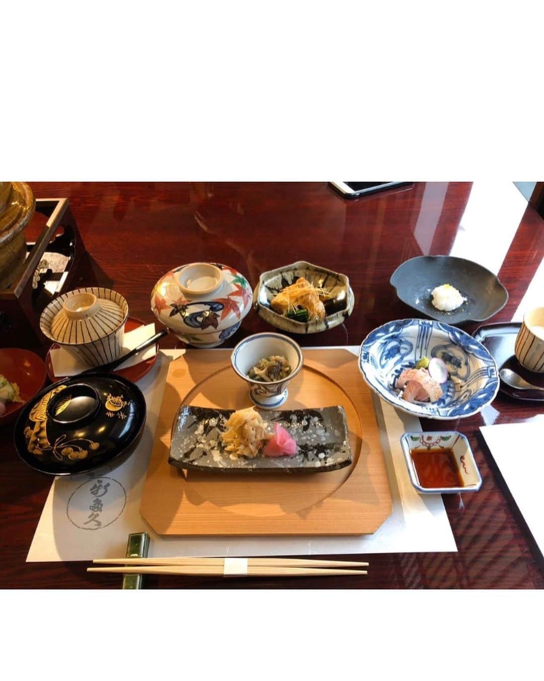 齋藤恵梨さんのインスタグラム写真 - (齋藤恵梨Instagram)「. . きょうのトクおしは 「普段着としての着物を楽しもう！」ということで 着物を着て村上を散策してきました👘 . 着物姿で、老舗の割烹でお料理をいただき 酒屋さんのカウンターでお酒を味わう… 最高でした… . 着物を着ると、 不思議と背筋がピンっと伸びますし 所作も美しくしようと思いますよね。 . 成人式や卒業式など特別な日に着るものという イメージがある着物ですが 普段の生活にも取り入れたいなと思いました💕 . . #新潟 #村上 #着物 #スタッフさん曰く座敷わらし #時代劇の町娘とも言われました #分かる #着物を美しく着こなせる女性になりたいです」12月18日 22時47分 - eri_saito1213