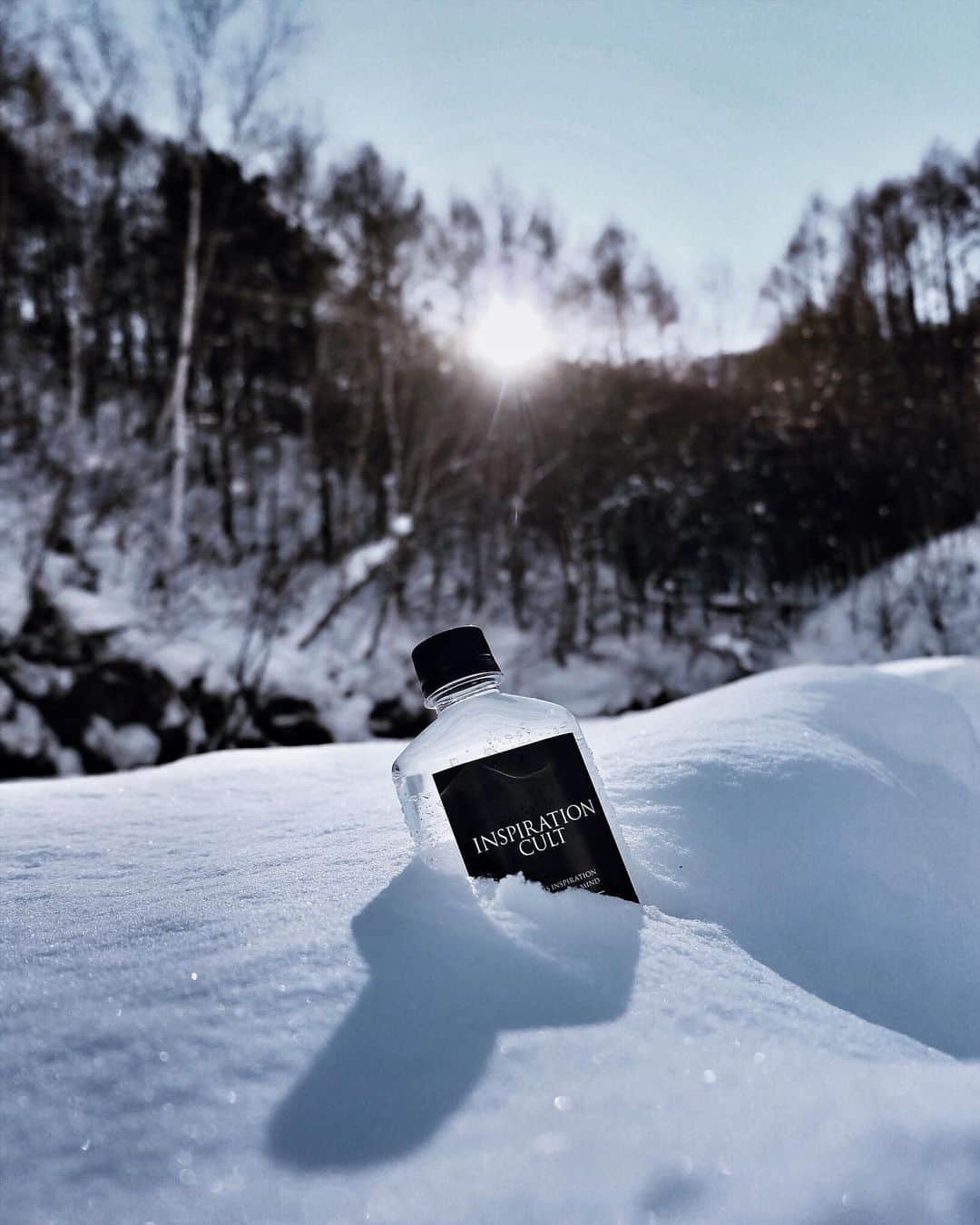 田村幸士のインスタグラム：「. INSPIRATION CULT × SNOW . . 苗場プリンスホテルと志賀高原プリンスホテルの2019-2020シーズン・アジアインバウンド向けのPVとLPを企画・製作致しました。 . （LPと動画全編はプロフィールリンクのブログよりご覧ください） . 日本スノーリゾートにおいてアジアインバウンドは重要なマーケット。 プリンスホテル株式会社もアジアインバウンドへ注力することとなり企画提案させていただきました。 . . ＜説明過多にしない＞  映像で気になった場所があればその後はネットで詳細を検索できます。 文字情報を極力減らして映像が視聴者の脳に直接入り込み、「感覚で観る」ようにしました。 . . ＜滑るだけじゃないことを伝える＞  アジアの観光客は「滑れないけれど雪を見たいし雪で遊びたい」という方も多いです。 スノーシューやモービル、そして美味しい食事や温泉など滑らなくても魅力的な場所だということを訴求する。 . . ＜プリンスホテル以外の周辺施設や場所も取り入れることで、地域全体を旅の場所として提案する＞  苗場プリンスホテルのPVでは、近くにある温泉宿「法師温泉 長寿館」の温泉や、「不動の滝」という氷瀑も撮影しました。 お客様にとって旅は選択肢がたくさんあった方がよい。 地域全体でお互いが補い合いながら「雪国の旅」を演出することが大切です。 「法師温泉 長寿館」 日本を代表する秘湯。登録有形文化財の歴史ある佇まいの「法師乃湯」。その足元湧出の温泉は“究極の温泉”とさえ言われています。 日帰り入浴も可能なのでプリンスホテルの宿泊者も行くことができます。 PVで競合ともいえる他の施設を撮影する。その提案を受け入れくださったことに感謝です。 . . ＜視聴者の想像力を活かして「旅」をイメージさせる＞  今回の映像製作はWIT PLAATSが手がける”INSPIRATION CULT”チーム。 彼らのおかげで３泊４日という強行日程で苗場と志賀を撮影することができ、そして圧倒的な映像美で視聴者の想像力を掻き立て、またその素晴らしい映像と写真を活かす美しいLPも生み出してくれました。 . . . LPにおいては、英語だけでなく繁体字と簡体字も制作。 翻訳においては雪仲間のご協力のおかげで出来上がりました。 本当にありがとうございます！ . . 日本の雪国はまだまだ魅力と可能性があります。 「スキーにいかない？」ではなく「雪国にいかない？」 スキー仲間以外を誘うときにはそう言っています。 そして天気が良くて気持ちが乗ったら２〜３本滑ってみる。 最初はそれで良いし、スキーは雪国を遊ぶ選択肢のひとつだと思います。 . . スキーリゾートからスノーリゾートへ。 多くの場所がそう動き出していますがその受け皿はまだ出来上がっていない部分もあります。 だからこそ、ひとつの雪国がお互いを補い合って観光客をシェアしあって、日本の雪国の魅力のレイヤーを多くして豊かな目的地にしていくことが大事だと思います。 . . creative partner @phryne_sense  @_24young_  @tomwcarey @inspirationcultmag . . #inspirationcultmag @prince_snow_resorts_japan」