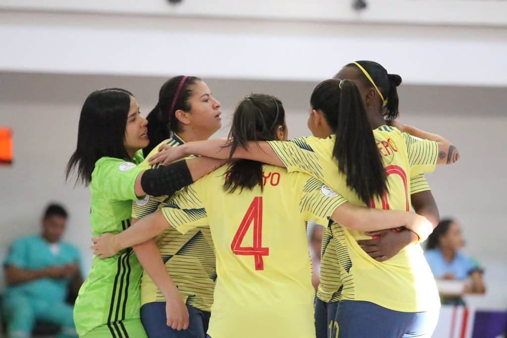 サッカー コロンビア代表チームのインスタグラム：「Nuestra Selección Colombia Femenina de Fútsal ya conoce rival para la Semifinal de la Copa América que se disputa en Paraguay. ⚽ Brasil 🇧🇷 🆚 🇨🇴 Colombia 📌 Jueves 19 de diciembre ⏰ 4:00 p.m. horario colombiano 🏟 Comité Olímpico Paraguayo 📸 @copaamerica #VamosColombia」