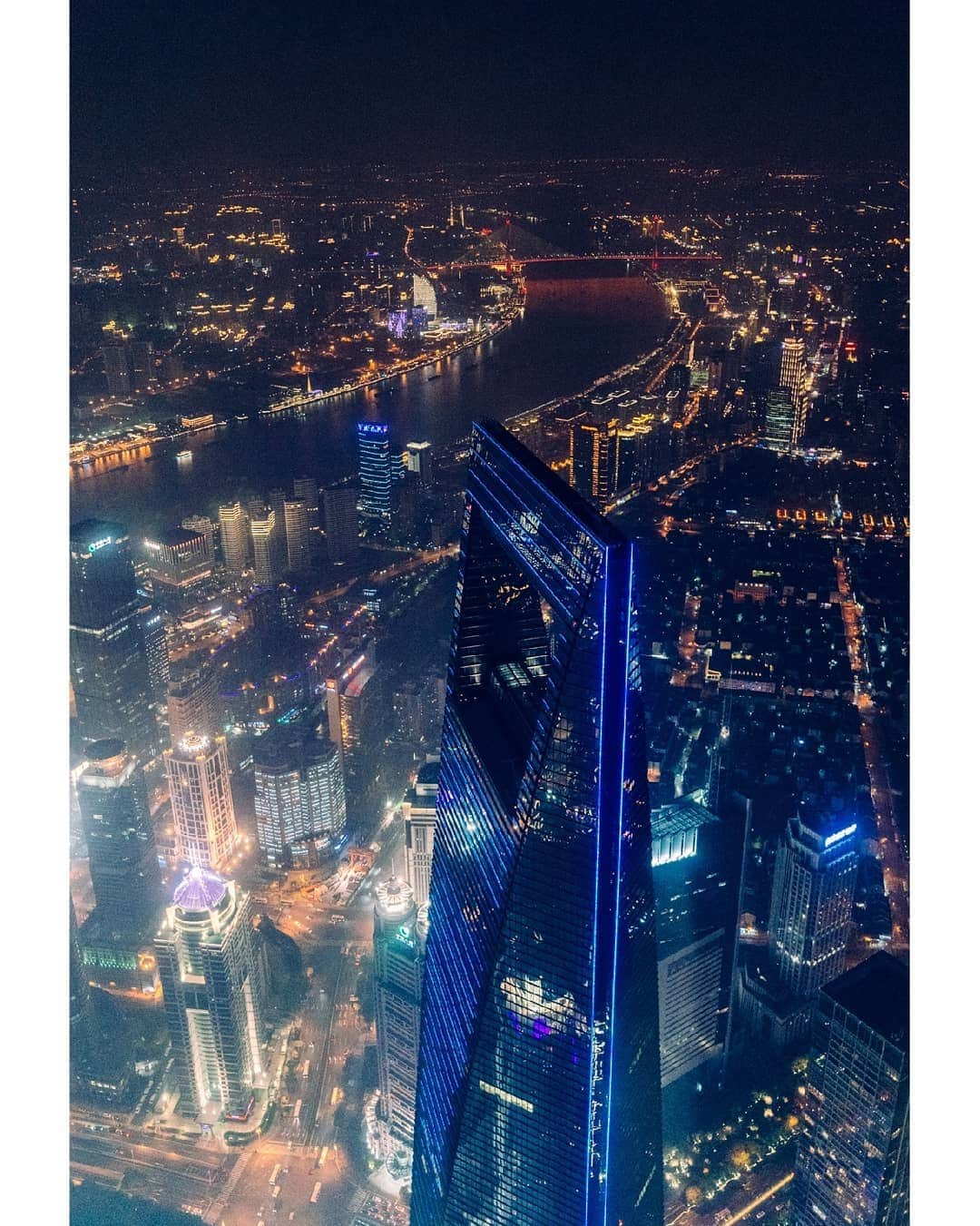 VuTheara Khamさんのインスタグラム写真 - (VuTheara KhamInstagram)「Shanghai by night, China (2019) 💙🌃 It’s a selection of pictures taken in China from the Bund with the view of the building of Pudong and Hangpu River. For the last pictures, it was taken from Shanghai Tower, the most highest building in Shanghai. I would like to thank @aeroflot for the safe trip and enjoyable experience during all the flight - that took me to one of the most picturesque cites in the world! #aeroflotshanghaistory」12月18日 22時48分 - vutheara