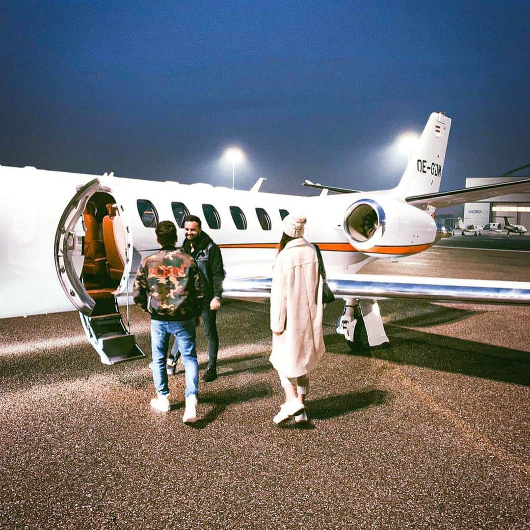 ホルヘ・ロレンソさんのインスタグラム写真 - (ホルヘ・ロレンソInstagram)「Eagles fly high 🦅  ________________________________________________________ #hangar7 #austria #redbull #givesyouwings #eaglesflyhigh #hangar7」12月18日 22時57分 - jorgelorenzo99