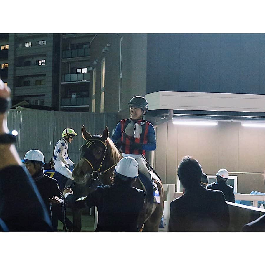 津田麻莉奈さんのインスタグラム写真 - (津田麻莉奈Instagram)「第70回全日本2歳優駿🏇✨ ゴール前アイオライトをアタマ差とらえて勝ったのは 生え抜きの川崎所属馬、ヴァケーションでした‼️ 関係者の皆様おめでとうございます☺️🎉✨ ⁑ 馬と相談して…としつつも、高月調教師からは 「ケンタッキーへ行きたい」という言葉も…！ ますます今後の夢が広がる勝利でした🏇 ⁑ それにしても鞍上の吉原寛人騎手の計ったような差し切り勝ち、見事でした。 今年は南部杯に続いてJpnIを2勝。 先週はクレイジーアクセルでクイーン賞も勝って、 まさに無双状態な新婚吉原騎手です👏😘💍✨ ⁑ ⁑ #今日は #とある取材で #開門前の13時から川崎に #8時間も川崎競馬で過ごしてもうた #1レースから馬券買ってもうた #ひとつも当たらへんかった #交流重賞の吉原寛人騎手は絶対買わなあかんやつ #今日はちょっと逆らってしまった　 #すみませんでした  #しかし#なんぼほど勝つねん #勝ちすぎやでほんま　 #おめでとうございます #祝勝会せないかん　 #roadtokentucky  #ケンタッキーダービー #全日本2歳優駿 #川崎#川崎競馬 #スパーキングナイター　 #地方競馬#競馬 #ヴァケーション #津田カメラ　 #まりなる#津田麻莉奈」12月18日 22時54分 - tsudamarinal