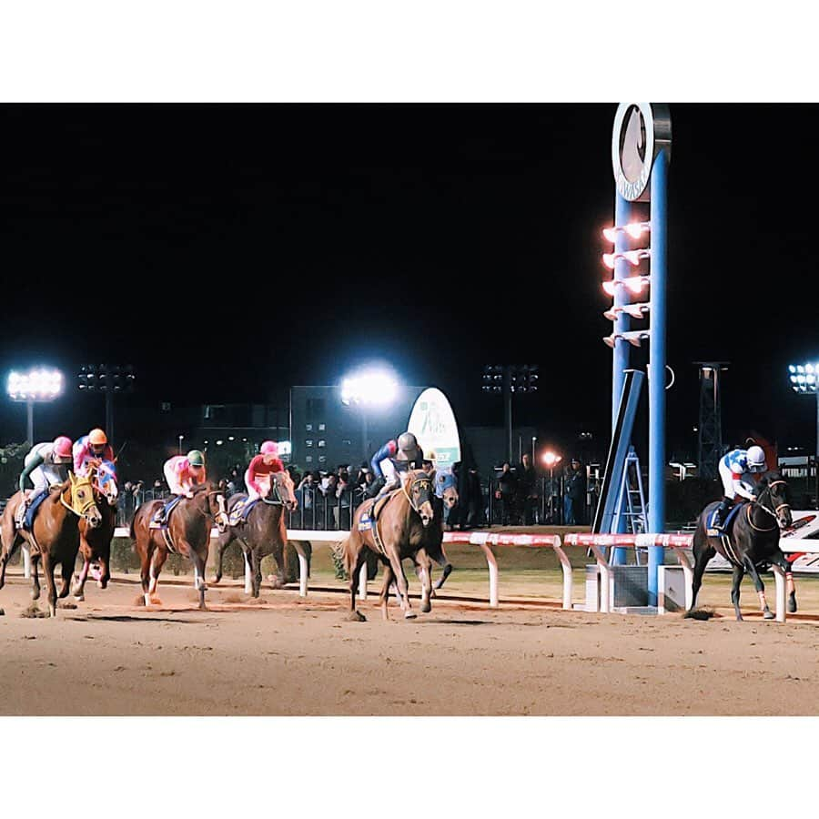 津田麻莉奈さんのインスタグラム写真 - (津田麻莉奈Instagram)「第70回全日本2歳優駿🏇✨ ゴール前アイオライトをアタマ差とらえて勝ったのは 生え抜きの川崎所属馬、ヴァケーションでした‼️ 関係者の皆様おめでとうございます☺️🎉✨ ⁑ 馬と相談して…としつつも、高月調教師からは 「ケンタッキーへ行きたい」という言葉も…！ ますます今後の夢が広がる勝利でした🏇 ⁑ それにしても鞍上の吉原寛人騎手の計ったような差し切り勝ち、見事でした。 今年は南部杯に続いてJpnIを2勝。 先週はクレイジーアクセルでクイーン賞も勝って、 まさに無双状態な新婚吉原騎手です👏😘💍✨ ⁑ ⁑ #今日は #とある取材で #開門前の13時から川崎に #8時間も川崎競馬で過ごしてもうた #1レースから馬券買ってもうた #ひとつも当たらへんかった #交流重賞の吉原寛人騎手は絶対買わなあかんやつ #今日はちょっと逆らってしまった　 #すみませんでした  #しかし#なんぼほど勝つねん #勝ちすぎやでほんま　 #おめでとうございます #祝勝会せないかん　 #roadtokentucky  #ケンタッキーダービー #全日本2歳優駿 #川崎#川崎競馬 #スパーキングナイター　 #地方競馬#競馬 #ヴァケーション #津田カメラ　 #まりなる#津田麻莉奈」12月18日 22時54分 - tsudamarinal