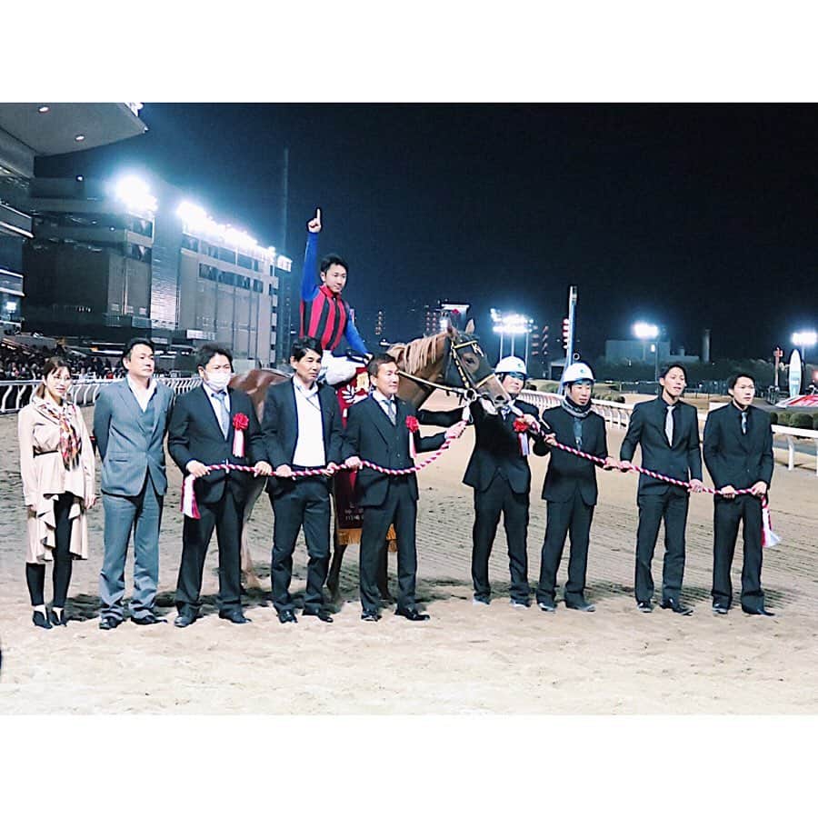 津田麻莉奈さんのインスタグラム写真 - (津田麻莉奈Instagram)「第70回全日本2歳優駿🏇✨ ゴール前アイオライトをアタマ差とらえて勝ったのは 生え抜きの川崎所属馬、ヴァケーションでした‼️ 関係者の皆様おめでとうございます☺️🎉✨ ⁑ 馬と相談して…としつつも、高月調教師からは 「ケンタッキーへ行きたい」という言葉も…！ ますます今後の夢が広がる勝利でした🏇 ⁑ それにしても鞍上の吉原寛人騎手の計ったような差し切り勝ち、見事でした。 今年は南部杯に続いてJpnIを2勝。 先週はクレイジーアクセルでクイーン賞も勝って、 まさに無双状態な新婚吉原騎手です👏😘💍✨ ⁑ ⁑ #今日は #とある取材で #開門前の13時から川崎に #8時間も川崎競馬で過ごしてもうた #1レースから馬券買ってもうた #ひとつも当たらへんかった #交流重賞の吉原寛人騎手は絶対買わなあかんやつ #今日はちょっと逆らってしまった　 #すみませんでした  #しかし#なんぼほど勝つねん #勝ちすぎやでほんま　 #おめでとうございます #祝勝会せないかん　 #roadtokentucky  #ケンタッキーダービー #全日本2歳優駿 #川崎#川崎競馬 #スパーキングナイター　 #地方競馬#競馬 #ヴァケーション #津田カメラ　 #まりなる#津田麻莉奈」12月18日 22時54分 - tsudamarinal