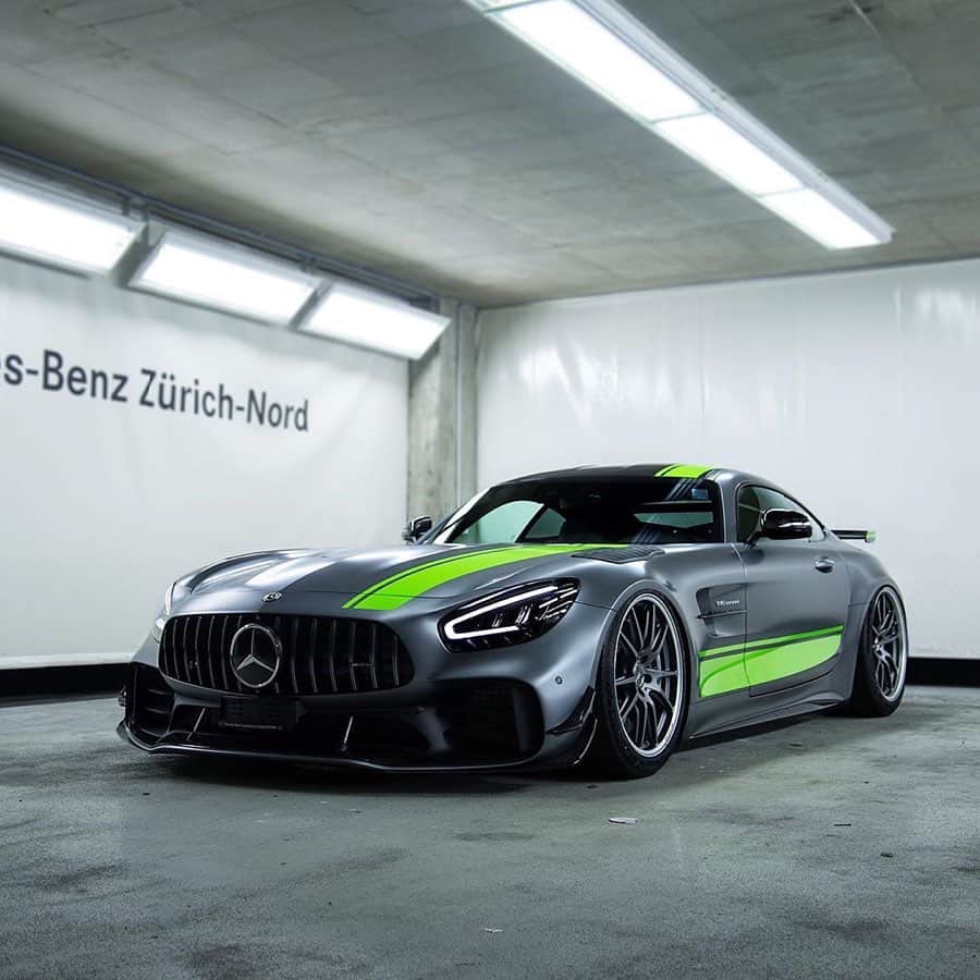 CARLiFESTYLEさんのインスタグラム写真 - (CARLiFESTYLEInstagram)「Is the Mercedes AMG GT R Pro worth $200,000? #carlifestyle | Photo @srs_swissrichstreets #AMGGTR」12月18日 22時55分 - carlifestyle