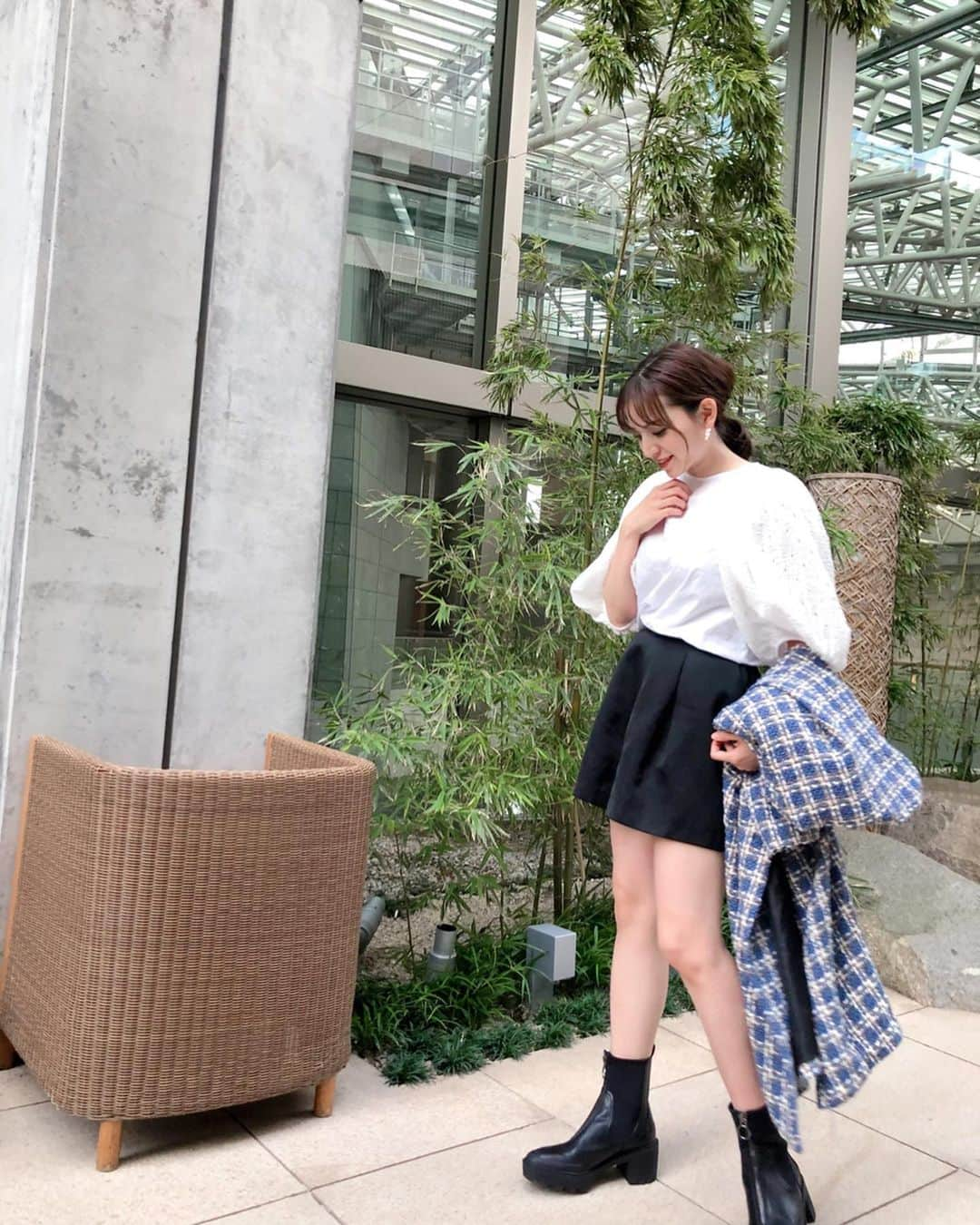 杉ありささんのインスタグラム写真 - (杉ありさInstagram)「いつかの私服🌼 いやーまたしてもです、私服の写真を撮ってもらったのにupし忘れの連続。 ちょっと前のなのですみません季節外れで😂 毎日お洋服着ているわけでね、色々なコーデも組んでいるのですが一人の時は撮れないし(撮るの忘れちゃうしも多い😂)、メッセージもコメントも頂くのでなるべくタイムリーでupしていきたいところなのですが🙇‍♀️ また載せますね🥺🙏💓 . #tops #aewenmatoph  #bottom #chesty #jacket #vicente #boots #zara . 今年お気に入りになったブランドAEWEN MATOPH💗 chestyの光沢のあるショーパンは大好きで長年履いています💛」12月18日 23時06分 - itsmeariiisa