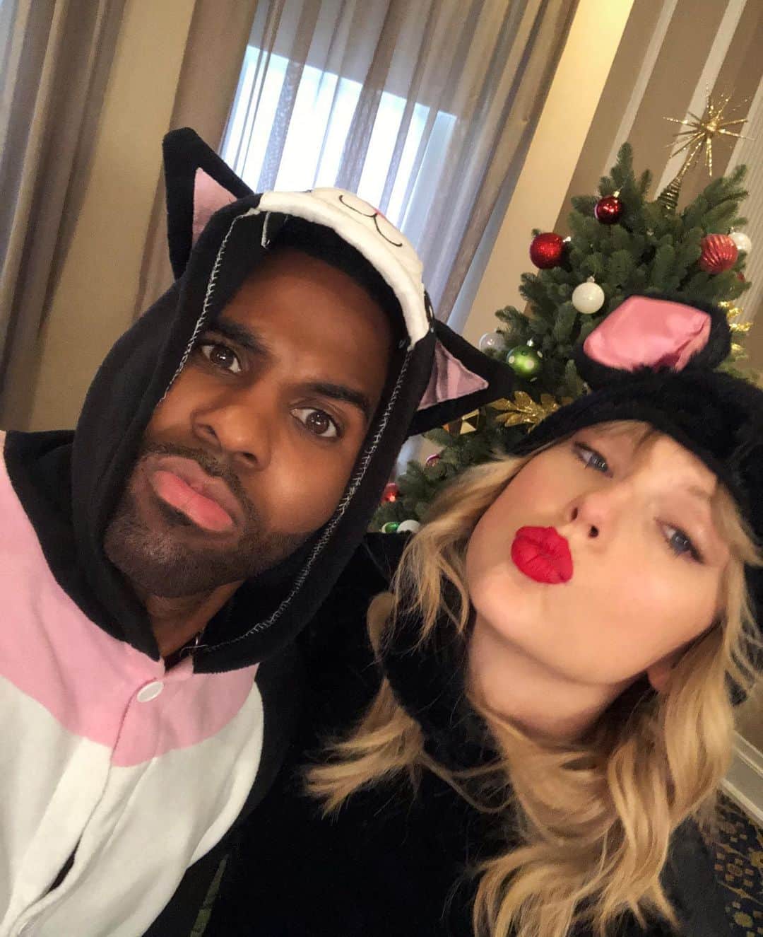 ジェイソン・デルーロのインスタグラム：「Happy belated birthday @taylorswift  PHOTO BOOTH Which mood are you 1,2 or 3?」