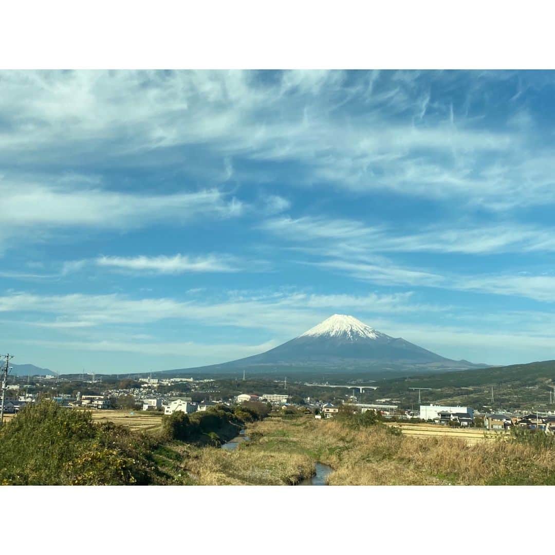 芦崎愛さんのインスタグラム写真 - (芦崎愛Instagram)「先日仕事に向かう新幹線から見えた富士山🗻 ようやくiphoneを変えたので写真がきれいになりました✨ #富士山 #絶景 #iphone」12月18日 23時03分 - mana_ashizaki