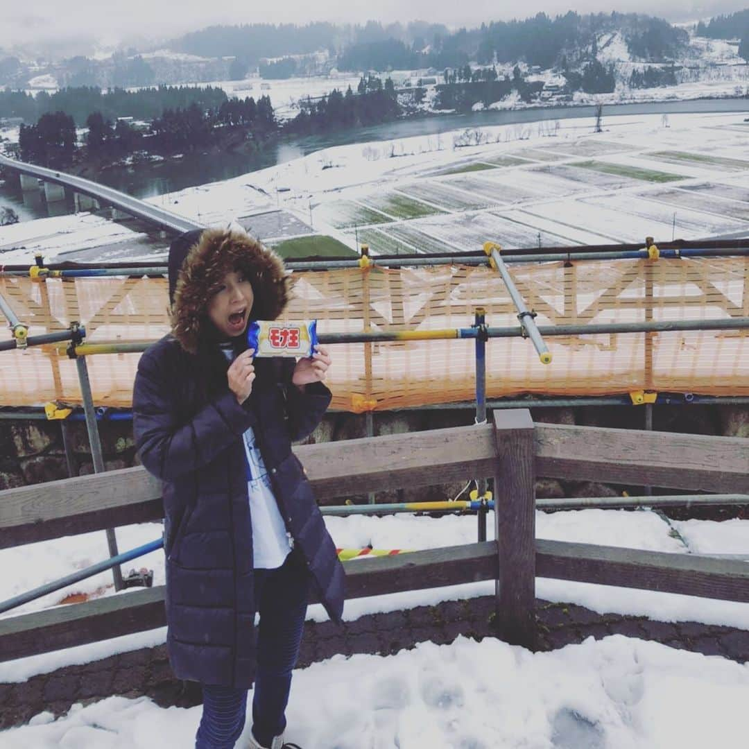 田井弘子さんのインスタグラム写真 - (田井弘子Instagram)「先日の新潟弾丸旅での、初雪❄️写真！  信濃川が見える展望台があるサービスエリアにて。  超寒いのに、モナ王(笑)わたしのじゃなくて、運転して下さったアイス大好きお兄さんのやつ。  なんか東京はまだまだ暖かいですね。 雪降るぐらいにならないかなぁ〜〜 #寒いの苦手なくせに  #ホワイトクリスマス希望  #クリスマスの予定無いけど #雪は大人でもはしゃぐ #モナ王  #信濃川  #鯛車  #変鯛」12月18日 23時04分 - hirokotai