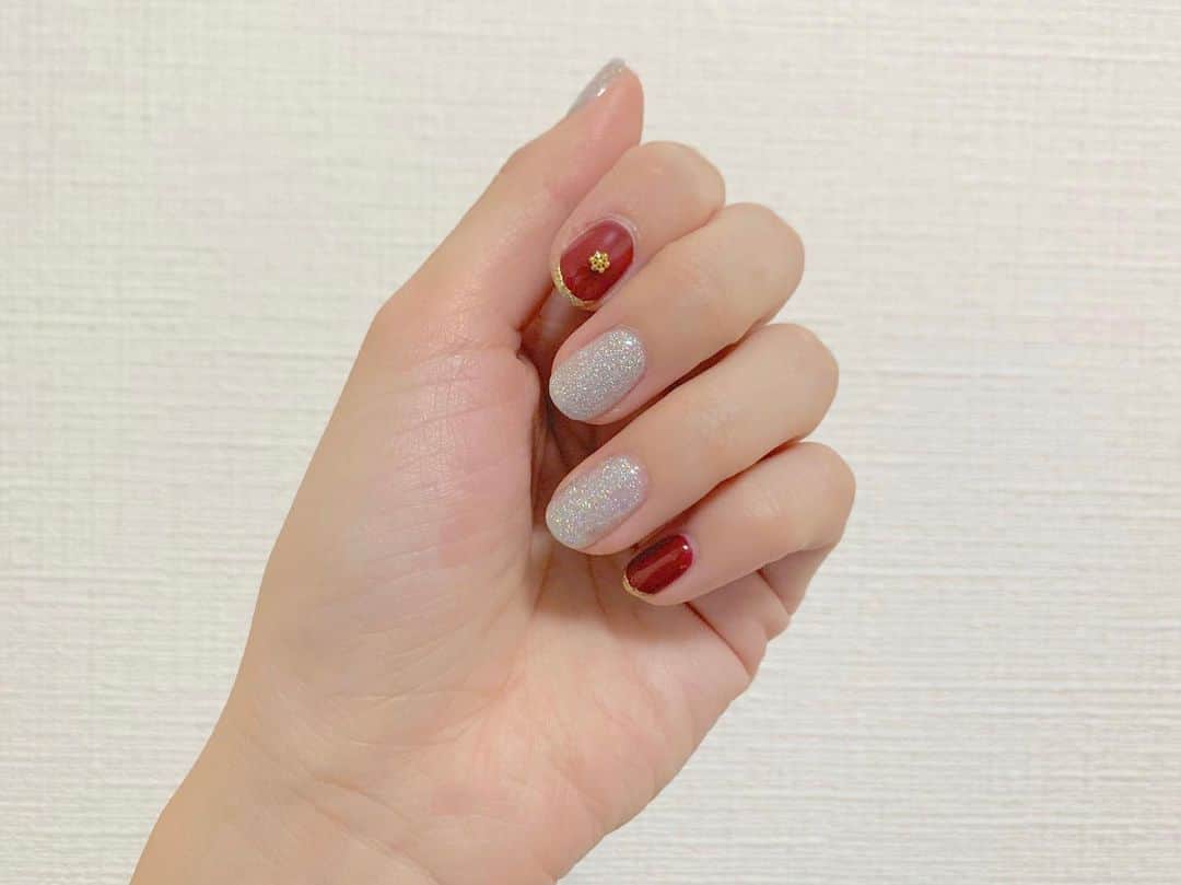 八木沙季のインスタグラム：「💅💅 . newネイル💓 クリスマスもお正月もいけるようなネイルにしたくて 赤とシルバーラメ😚☝️✨ めっちゃお気に入りです💓💓 赤って初めてしたけど良い女感出る気がする🥳 ん？出てない？🥳 . #ネイル  #newnail  #クリスマスネイル  #お正月ネイル」