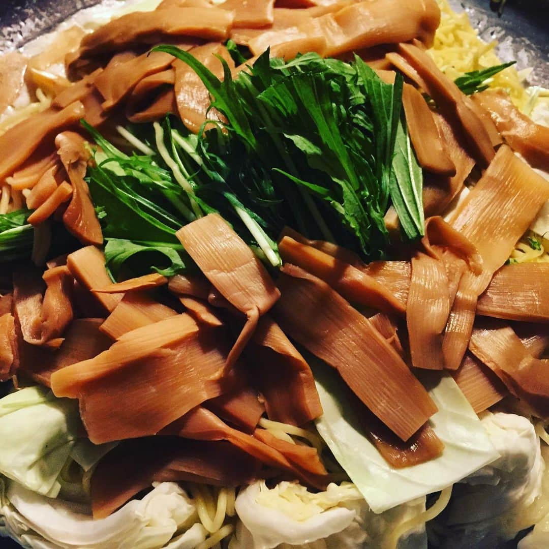 hanatsubaki029のインスタグラム：「最近寒い日が続きますね。。 今日の賄いは鍋焼ラーメンあったかくて最高です！ いつもありがとうございます😊#個室#イーマ#photooftheday #instafood #instagood #photographer #和食#ブライダル#居酒屋#梅田#いいね#まかない#osaka#ランチ#予約#米活#女子会#宴会#日本酒#阪神百貨店#駅近#サプライズ#ママ会」