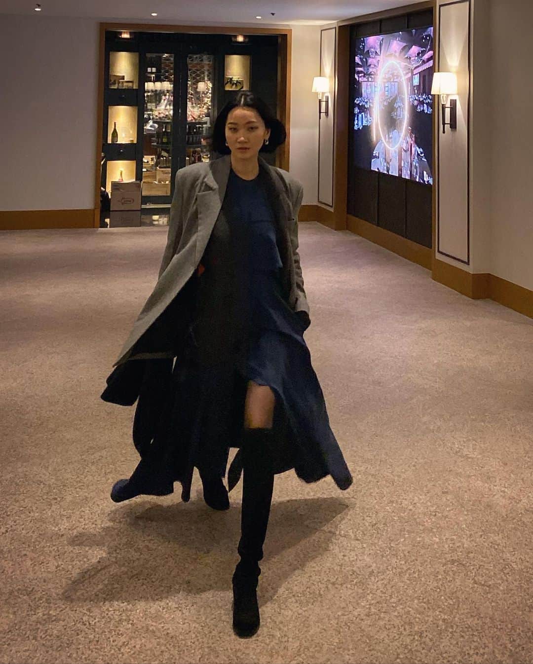チャン・ユンジュのインスタグラム：「연말이구나. 한껏 멋을 부리고. 너에게 간다. 💜」