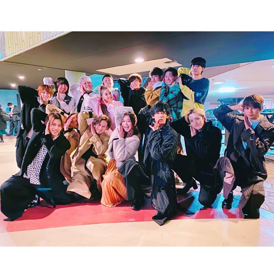 Beverlyさんのインスタグラム写真 - (BeverlyInstagram)「Totoi pose with these amazing artists!  みんなやさしい！一緒にポーズできて嬉しいなぁ〜🕺🏽♾ Thank you guys for doing this pose with me!  Thank you for watching the show!  I’m so happy that I got to be one of the guest artists!  Thank you Nagoya for the warmest smiles. 😙  And I got to see Schnell さん！ We did the cover of globeさん「FACES PLACES」! いつか一緒にパフォーマンスしたいですね！😃 On a side note, I feel really small while taking this pic, they’re too tall. Lol  #SOLIDEMO #OverTone #オバトン #BOYSENDSWINGGIRL #Beverly #ビバリー　#尊い　#尊いポーズ  #アスナルトレジャー」12月18日 23時13分 - beverly_official_