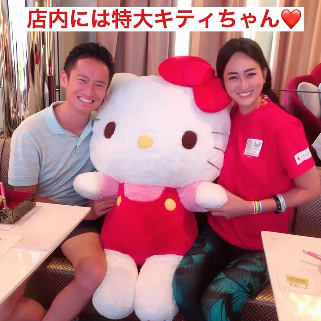 筒井菜月のインスタグラム：「【淡路島を振り返り〜HELLO KITTY SHOW BOX編〜】 今年8月に淡路島にオープンしたパソナグループが運営するHELLO KITTY SHOW BOX では、キティちゃんの夢と音楽のショーを間近で楽しめます‼️ 店内のインテリアはもちろん、建物全体がキティちゃんモチーフになっているんですよ♪  空からも田んぼの中にいる隠れ（？）キティちゃんをハッキリ見ることができます💕☺️💕 ショーを楽しみながら、植物性材料で作られたヴィーガンスイーツビュッフェを味わえるのも幸せです❤️ 特に米粉を使用したケーキ類は、お米の優しい味わいでいくらでも食べれちゃう美味しさでした💓  クリスマスや年末年始は是非、HELLO KITTY SHOW BOXに行かれてみてくださいね✨  #パソナグループ #PASONA #淡路島 #HELLOKITTTYSHOWBOX #パソナグループPRアンバサダー #筒井菜月 #キティちゃん #キティ #サンリオ #JAPAN #VISITJAPAN  https://awajiresort.com/hellokittyshowbox/」