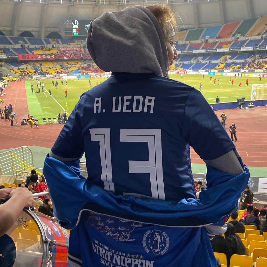 植田朝日のインスタグラム：「🇯🇵🇯🇵🇯🇵﻿ ﻿ 今宵は同じイニシャルのA.UEDAくんがやってくれる予定だったんだけどな〜‼️﻿ ﻿ がんはれ 綺世‼️﻿ ﻿ #朝日旅 #韓国遠征 #釜山旅 #日本代表 ＃E1 #上田綺世」