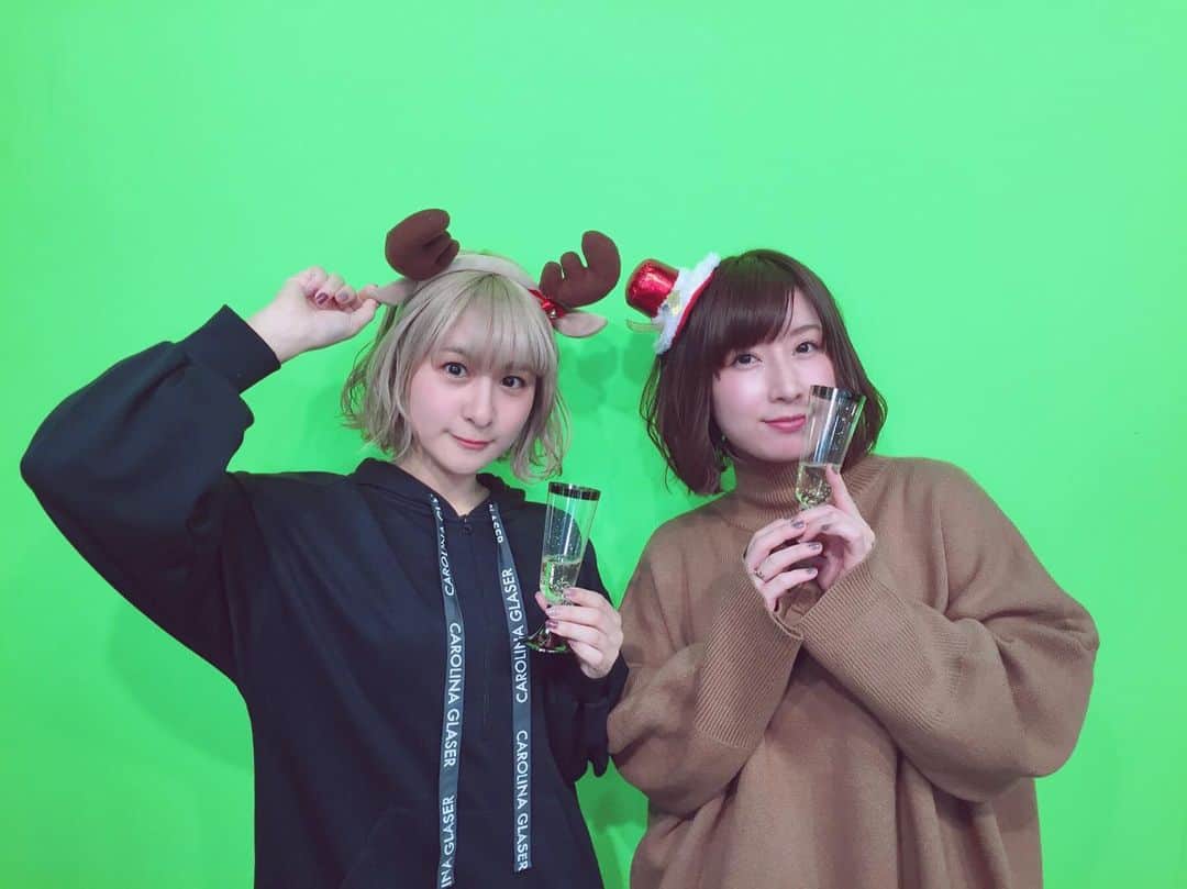 吉田有里のインスタグラム：「エピックセブン公式生放送﻿ ご覧下さった皆様、ありがとうございました！！﻿ 情報盛りだくさんでお届けしましたが﻿ ついてきて下さって、ありがとうございます🙏﻿✨ ﻿ 馴れ馴れしい私に優しく楽しい高森さん、﻿ だいすきです😂🧡らぶ〜〜﻿ ﻿ 最近のプレイ状況なども﻿お話できて楽しかった！！﻿ 私はヴィルドレッドとアンジェリカに頼りっぱなしです…笑﻿ (しかし、オートでやってるのがバレちゃった)﻿ (お恥ずかしや😂😂)﻿ (効果をつけて〜、とかが下手くそなんですが、オートのお陰で楽しくプレイ出来ています✌️)﻿ ﻿ 放送内でもお話しましたが、﻿ アルキィの目覚まし時計⏰が﻿ プレゼント用に作られるんです…！！！﻿ 目覚まし時計って、ちょっと声優として憧れがあったりしたので、うれしい〜〜😭😭﻿ 是非公式ツイッターの、#アルカサスサンタ をチェックしてください！！﻿ ﻿ #エピックセブン #epicseven #アルカサス #アイテール #高森奈津美 さん」