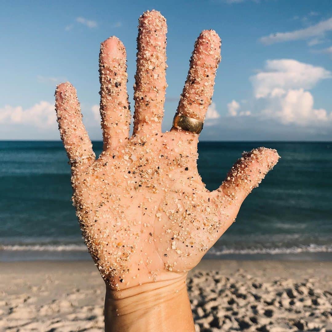 Nicole Mejiaのインスタグラム：「I hold the universe in my hand as i stand on a floating grain of sand spinning around a burning ball of gas In this universe, so unimaginable and vast.  Try this perspective on for size.💭」