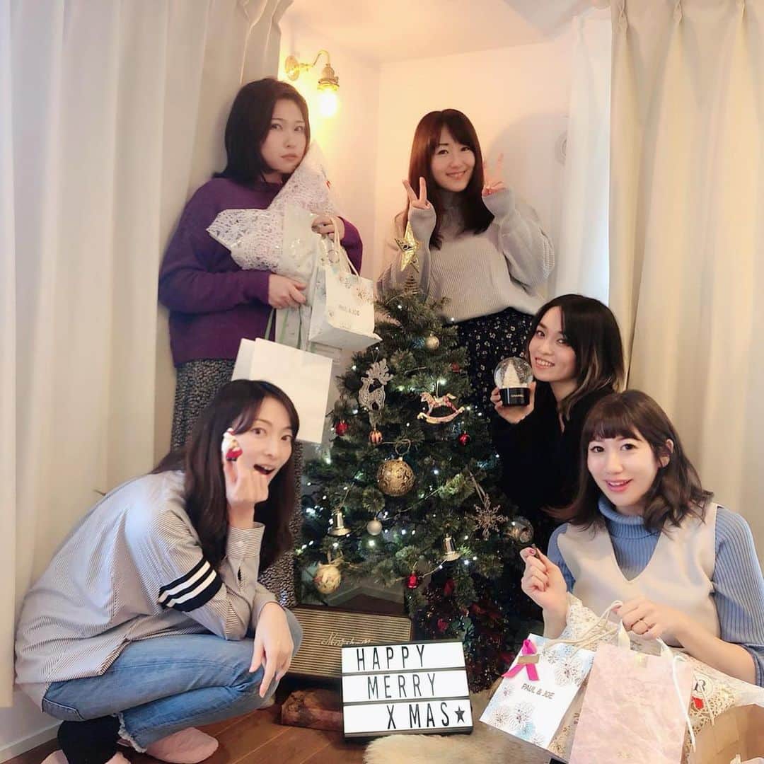 松本英子のインスタグラム：「MANAMIちゃん宅でのバースデー会🎂  主役が作ってくれた数々の手料理に手作りブッシュドノエルが美味し過ぎて毎日通いたい😋  それぞれの名前のカードを添えてくれるおもてなしの素晴らしさにも感動しつつ、みんなでこうして頻繁に会って笑い会える時間は本当に幸せだなと、母さん噛みしめてました😭  みんな仲良くしてくれてありがとう💕  そして、みさきちもハッピーバースデー✨✨✨ もう〜みんなが可愛くてしかたない。」