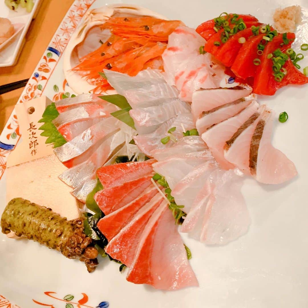 佐藤智美のインスタグラム：「本日は職場の忘年会デシタ🍻✨ みんな一年お疲れ様… 来年もよろしくねん〜〜🙏💕💕 #忘年会  #魚秀  #大信州  #モナストレル  #お疲れ様でした  #来年もよろしくお願いします」