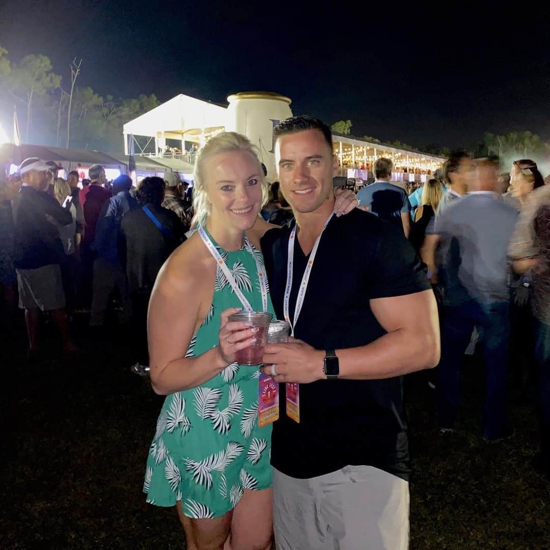 ジェイコブ・ダルトンのインスタグラム：「A great weekend with friends that included Tabata workouts, concerts, Miller Latè, pool games and throwing some pigskin 🏈! A good reminder to sit back and enjoy some time with friends and family and be thankful for every bit of it.  Swipe for a great shot of #Jorts 😂」