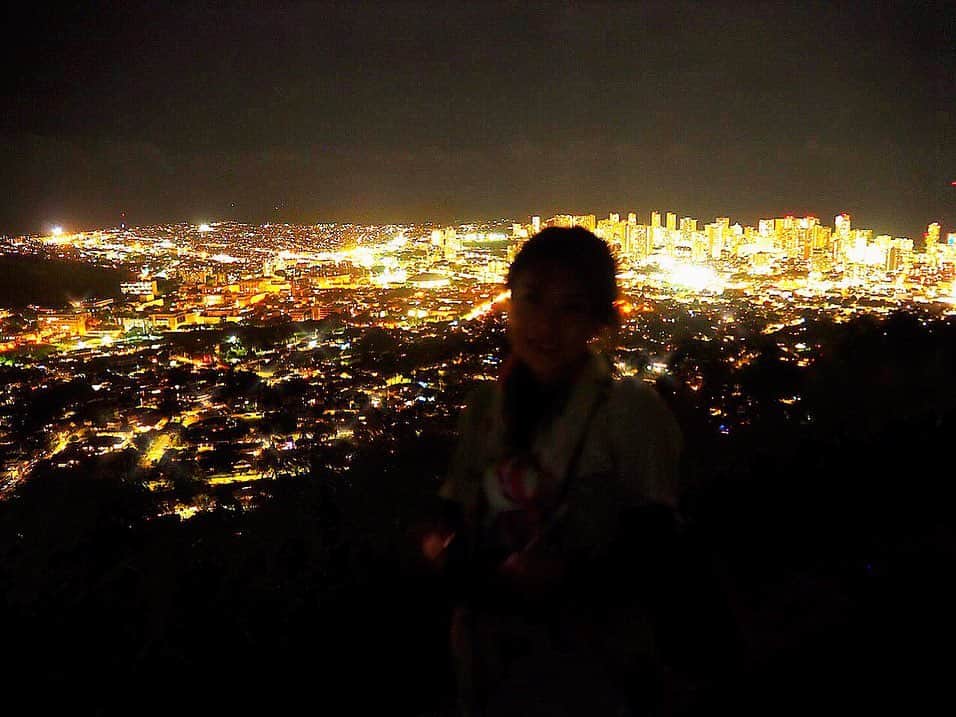 大山恵理乃さんのインスタグラム写真 - (大山恵理乃Instagram)「#タンタラスの丘 . . 「登っても登っても頂上に辿り着かなくてじれったいよ」 地元の小学生がぼやいた。 . . 「じれったい」の英語「tantalizingly」から由良の タンタラスという名前。 . . 夜になるとダイヤモンドヘッドも消えて見えなくなる。 . . 金曜はここからヒルトン花火見るのもいいなぁ。 . . 今度は明るい時に来たい。 . . . #プウウアラカア州立公園  #100万ドルの夜景　 #puuualakaastatepark  #tantalus  #ハワイ #オアフ島 #ホノルル　 #ホノルルマラソン #ホノルルマラソン2019 #よしもとハワイ部 #ランニング #ランニング女子　 #マラソン #マラソン女子 #hawaii #waikiki #honolulu  #하와이 #오아후섬 #호놀룰루 #호놀룰루마라톤」12月18日 23時57分 - erino_ohyama