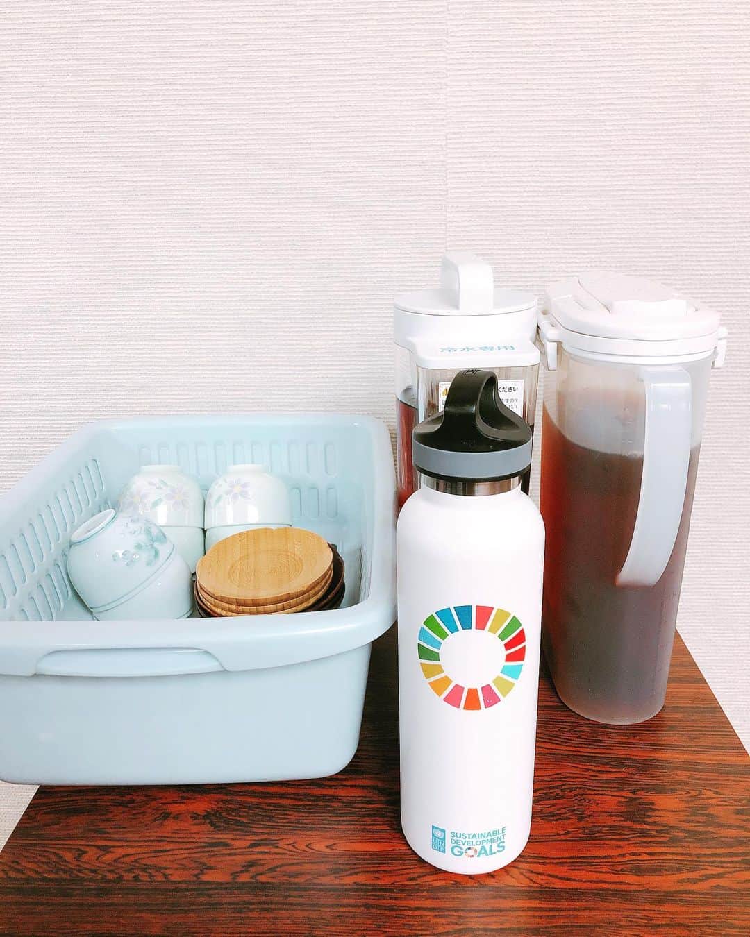 のインスタグラム：「農林水産省主催の「持続可能な生産消費のあり方検討会」の委員を仰せつかっています。委員会では多岐にわたる分野のアクターたちが集まり、熟議を重ねています。環境省、消費者庁、林野庁の職員の方々の参加もあり、省庁を超えた繋がりが生まれています。この検討会ではペットボトルは出てきません！代わりに、写真のようにお茶を自由に飲むことができます。私は持参したマイボトルにお茶をいただきました。こういう気遣いと意識はとても大事で、この小さな積み重ねがやがて大きな変化を生みます。I become a member of “review committee of sustainable consumption and production” for ministry of Agriculture, Forestry and Fisheries. You see zero plastic bottles in the room! #ministryofagricultureforestryandfisheries #sustainable #sustainableconsumptionandproduction #ethicalconsumption #ethical #plasticfree #sdgs #農林水産省 #持続可能な消費と生産 #エシカル消費 #エシカル」