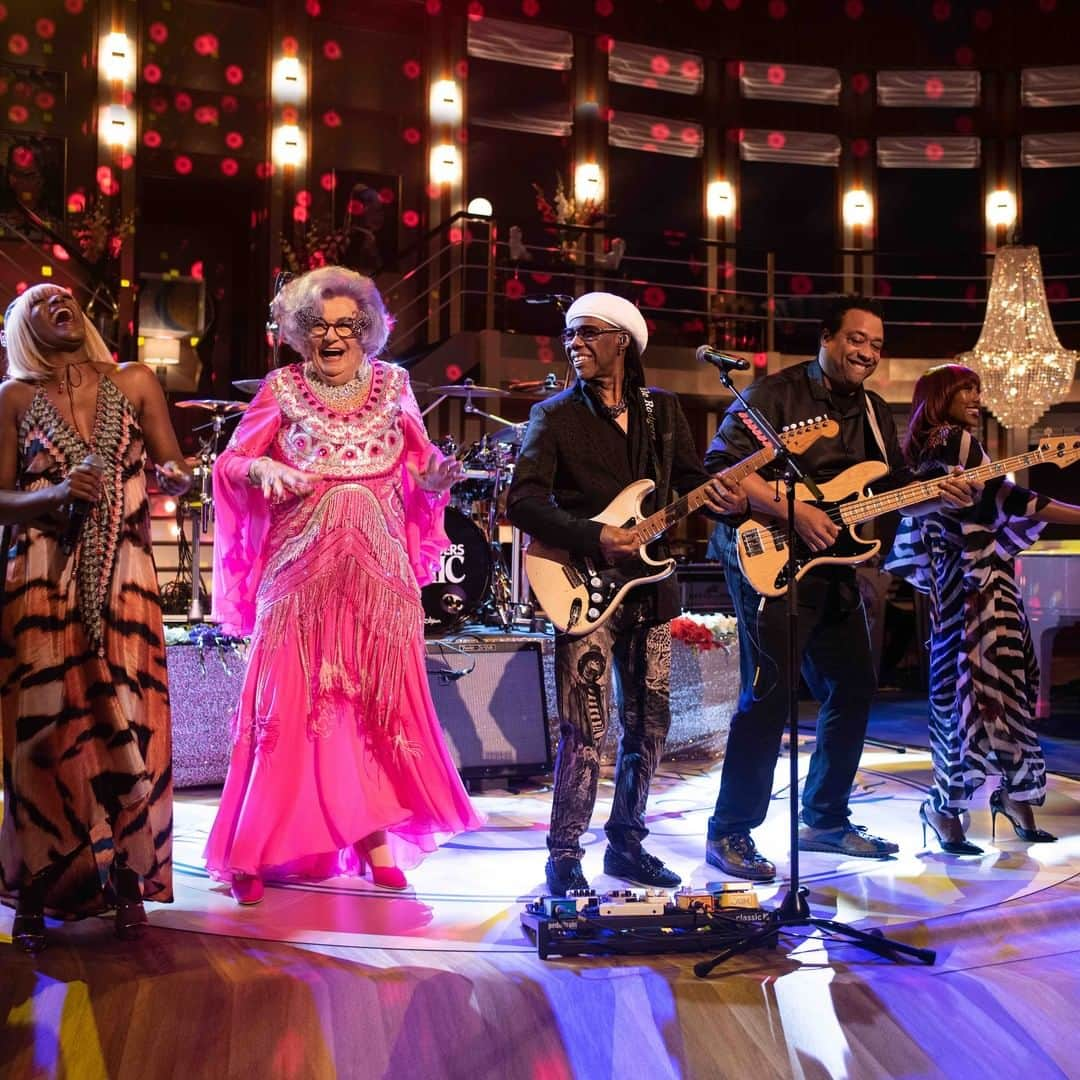 ナイル・ロジャースさんのインスタグラム写真 - (ナイル・ロジャースInstagram)「Catch @NileRodgers & @theCHICorganization w @DameEdnaEverage on the #DameEdnaRulesTheWorld #NewYearsEve special on @BBCone, Dec 31 at 21.05 GMT!」12月19日 0時02分 - nilerodgers