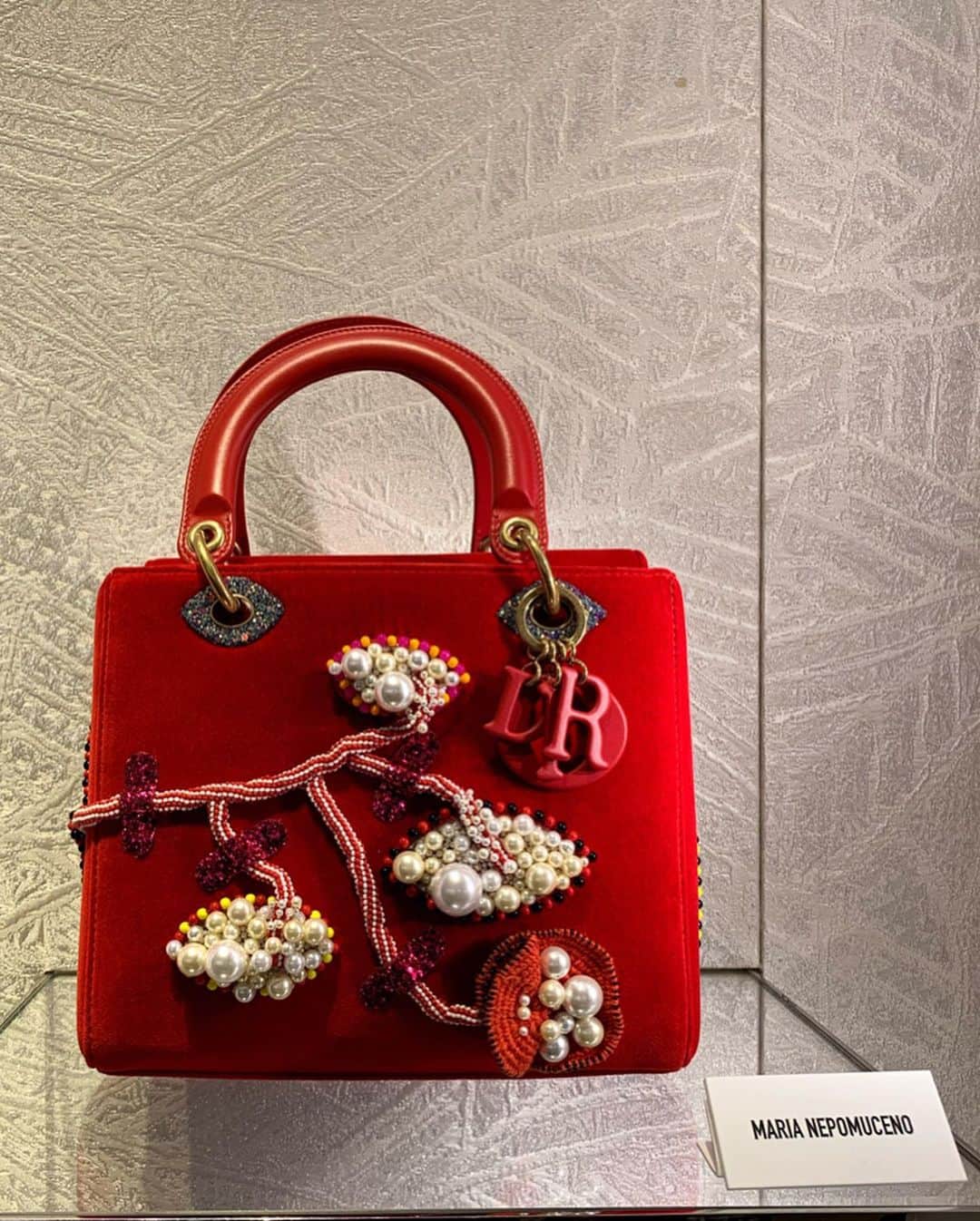 ジェニファー・ティリーさんのインスタグラム写真 - (ジェニファー・ティリーInstagram)「Checking out the new #DiorLadyArt handbags. 👛👜👝」12月19日 0時05分 - jennifertilly