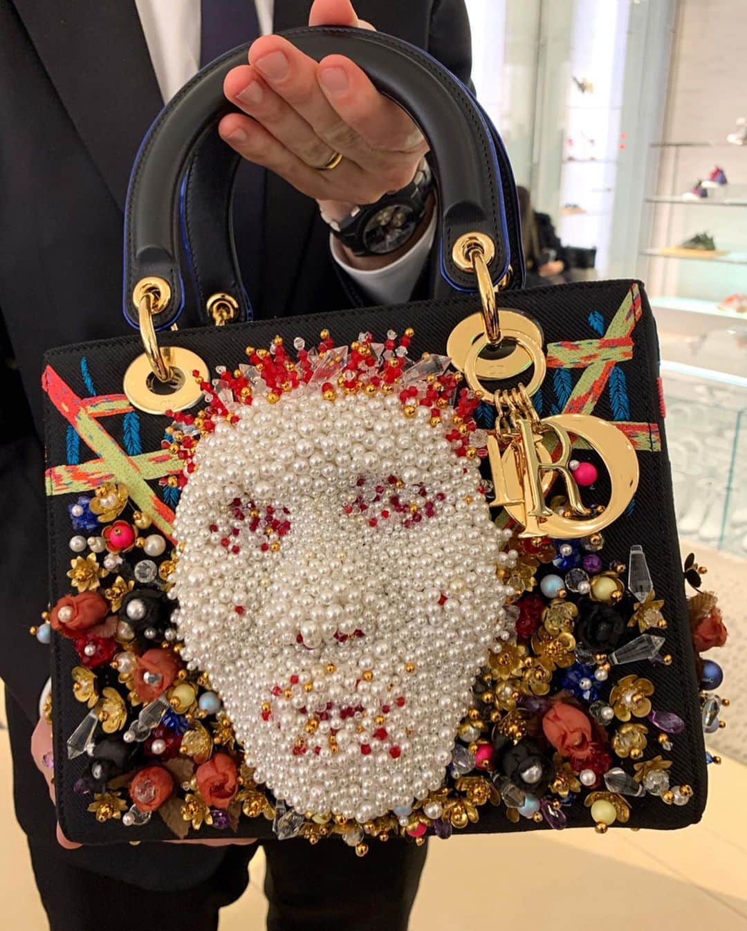 ジェニファー・ティリーさんのインスタグラム写真 - (ジェニファー・ティリーInstagram)「Checking out the new #DiorLadyArt handbags. 👛👜👝」12月19日 0時05分 - jennifertilly