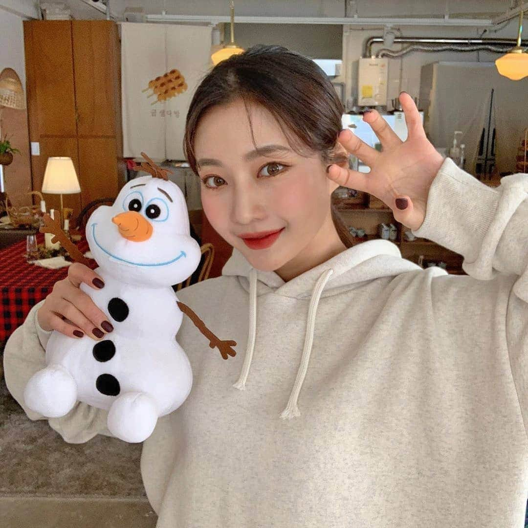 HOTPING公式アカウントさんのインスタグラム写真 - (HOTPING公式アカウントInstagram)「可愛いオラフ⛄と可愛いドンリョンちゃん💕 裾にスリットが入ったフードワンピース🐻 一枚でラクちんカジュアルコーデに🥰 -  #フード #ワンピース #カジュアルコーデ #オラフ #モデル」12月18日 15時07分 - hotping_japan