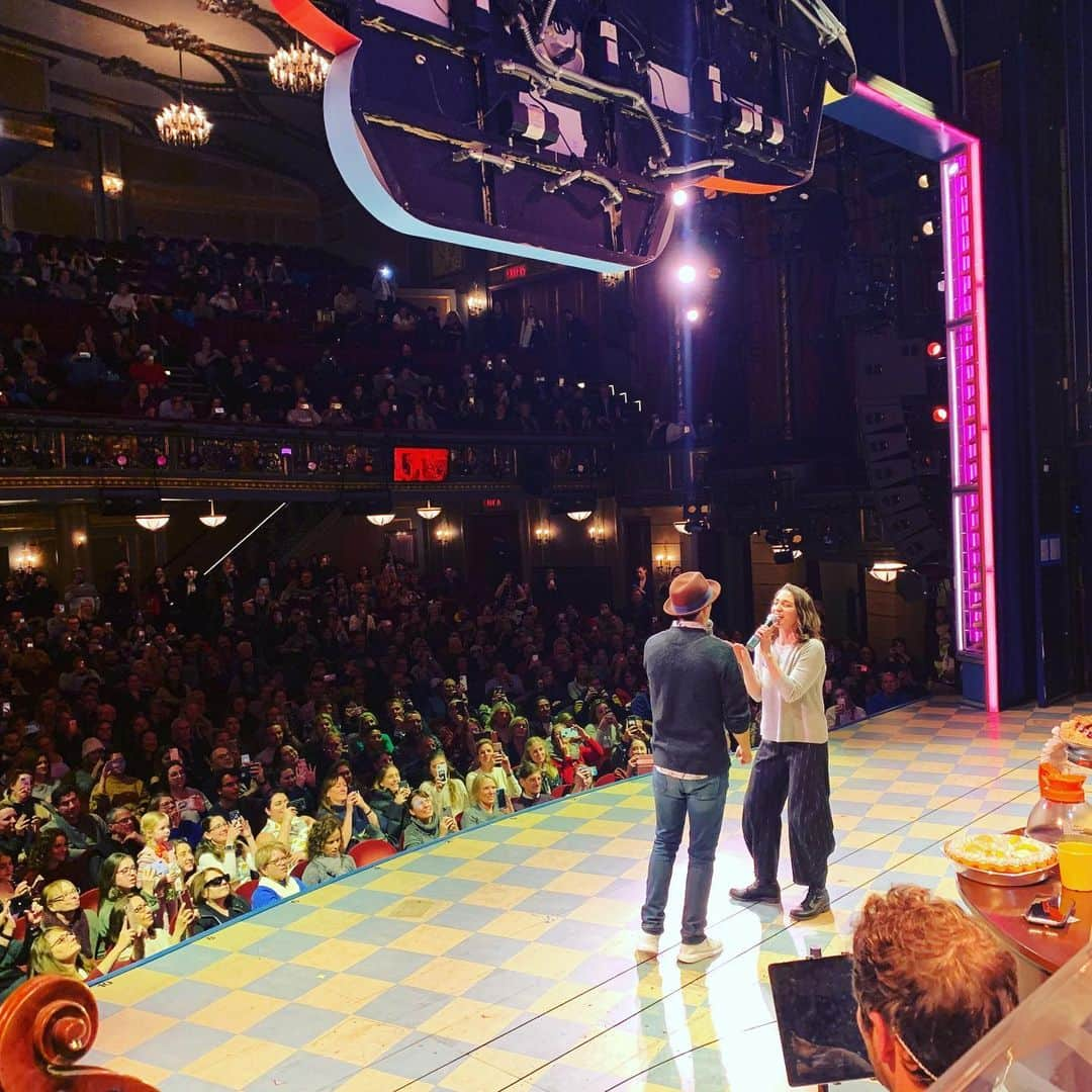 サラ・バレリスさんのインスタグラム写真 - (サラ・バレリスInstagram)「Tonight was the final @waitressmusical karaoke. It was made all that much sweeter by 2 lulus singing “take it from an old man”, a marriage proposal (!!!), dearest @jason_mraz returning to our stage, and so much more. Thank you to our delicious audiences for all these years of laughs and tears and woos and yeahs and songs and approx 14 people singing she used to be mine every time. These nights always made me smile. They sometimes made me cry. They always brought us closer to the fans which is the whole damn kit and kaboodle anyway. Thank you for making the diner sing. 👏🎉❤️」12月18日 15時12分 - sarabareilles