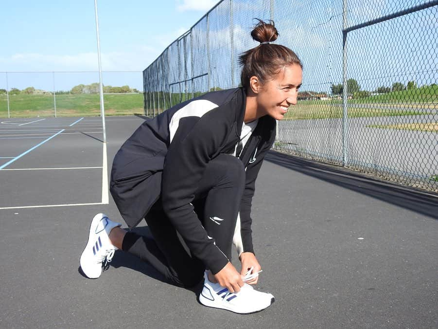 サラ・ゴスさんのインスタグラム写真 - (サラ・ゴスInstagram)「Luckily for me I have the best running shoe to help me get back the KMs I have missed while being out injured. Going into Christmas break saying goodbye to gravity 👋🏽💯 #adidasnz #ULTRABOOST #goodbyegravity #createdwithadidas @adidasnz @adidasrunning」12月18日 15時24分 - sarah.hirini