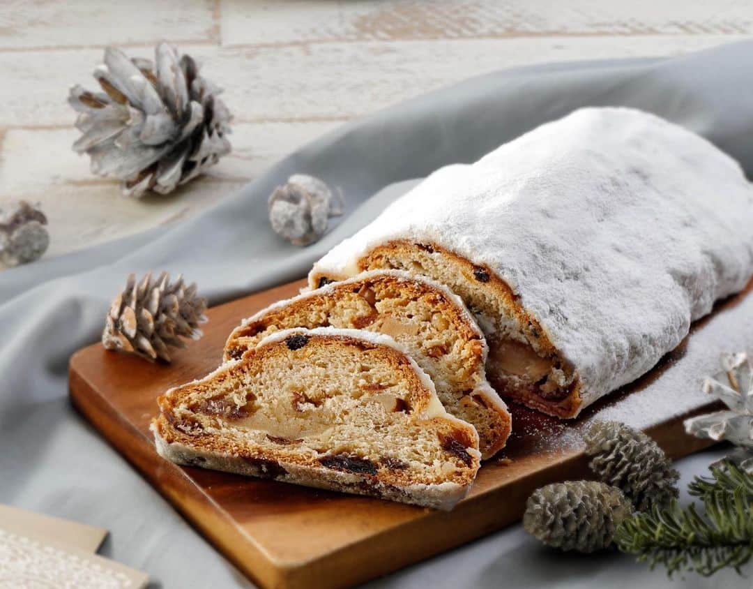ドンクさんのインスタグラム写真 - (ドンクInstagram)「クリスマスが近づいているので、#ドンク で販売しているヨーロッパのクリスマス菓子をご紹介します🎅  ①🇮🇹パネトーネ イタリア・ミラノのクリスマス菓子で、ドライフルーツをふんだんに使った風味豊かな発酵菓子です。 クリスマスシーズンのイタリアは、町中のパン屋、菓子屋、スーパーマーケットなどにパネトーネがたくさん並び、親しい友人や親戚に自分のお気に入りのパネトーネを贈り合います。 . ②🇮🇹パンドーロ イタリア・ヴェローナのクリスマス菓子です。ドーロは黄金という意味で、卵黄とバターを贅沢に使用し、星形の型に入れてふんわり黄金色に焼き上げます。付属の粉糖を全体に振りかけてお召し上がりください。 . ③🇩🇪シュトーレン いまや日本でも定番となったドイツのクリスマス菓子シュトーレン。日が経つほどに味がなじみ、深い味わいが生まれるので、クリスマスを待ちわびながら、少しずつスライスして食べるのがシュトーレンの楽しみ方です。 . ④🇩🇪レープクーヘン ドイツではシュトーレンと並んでクリスマスを代表する伝統的な焼き菓子です。 クローブ、シナモンなど数種類のスパイスがほのかに効いたクッキーです。 日持ちがするので、紐を通してクリスマスツリーのオーナメントとして楽しんだりもします。 . #クリスマス #パネトーネ #パンドーロ #シュトーレン #レープクーヘン #ドンク #クリスマススイーツ #イタリア #ドイツ #おうちクリスマス #スイーツ #パン #クリスマスパーティー #クリスマスツリー #オーナメント #クリスマスメニュー #冬パン #パン #パン屋 #ベーカリー #donq #bread #japan #bakery」12月18日 15時18分 - donq_depuis1905