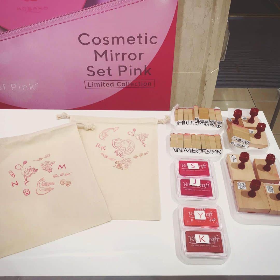 kobako.kaiさんのインスタグラム写真 - (kobako.kaiInstagram)「Event at Kyoto! KOBAKO ビューティーツールイベント 高島屋京都店 1階 化粧品 特設会場 12/18(水)〜12/24(火) . 本日より、高島屋京都店でKOBAKOのイベントを開催中！ オープン直後から、京都でのイベントを楽しみにお待ちいただいていたかた、クリスマスギフトをお探しのかたで賑わってます♡ 京都のお買い上げノベルティは、スタンプ押しが楽しい！と好評のカスタマイズコットンポーチ。シューズポーチにもなる大きめサイズです。(税込¥6,600以上のお買い上げ) クリスマスイブまで開催しているので、ぜひお気軽にお立ち寄りください🎄 . 高島屋京都店 075-283-3585(1階化粧品売場 コスメティックカウンター直通) . #kobako #コバコ #kobakonails #コバコネイルズ #beautytools #beautyproducts #produitdebeauté #ビューティーツール #イベント #event #高島屋京都店 #takashimaya #kyoto #京都 #makeup #メイクツール #nailcare #ネイルケア #メイクブラシ #まつ毛メイク #コスミラ #コフレ #beauty #beauté  #美妝 #instabeauty #kai #貝印 #クリスマスプレゼント #gift」12月18日 15時19分 - kobako_official