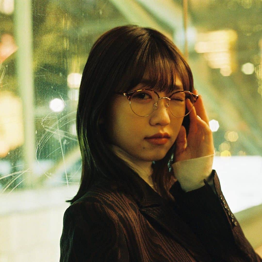 Zoff Officialのインスタグラム：「Zoff CLASSIC / ZP191008_49A1 Model @reina_usui フレーム上部にボリュームのあるメンズライクなブロー。 フレーム自体は小さく細身に仕上げて、女性が掛けやすくアレンジ。 セットアップでかっちりと、マニッシュに仕上げたスタイルにもピッタリです。 #Zoff #FASHION #eyewearstyle #メガネ #ゾフ女子 #Zoffコーデ #ゾフクリスマスプレゼント #🤶 #🎁 **************************** Zoff公式Instagramアカウントフォロー＆「いいね！」でメガネが当たる #ゾフクリスマスプレゼント キャンペーン実施中。さらに年末年始を盛り上げるストーリーズ用フィルターを全員にプレゼント中 。 . ■企画概要 Zoff公式Instagramアカウント「@zoff_eyewear」をフォローし、Zoff公式Instagramアカウントによる12月投稿分のハッシュタグ #ゾフクリスマスプレゼント がついている全８投稿いずれかに「いいね！」をしてくれた方の中から、それぞれ1投稿につき1名合計8名様に投稿で使用した同型のフレームに「Zoff UVクリアレンズ」(※度無し)をセットしたメガネをプレゼント。 . ■参加資格  下記2条件を満たすことで参加可能 ①Zoff公式Instagramアカウント「@zoff_eyewear」をフォロー ②Zoff公式Instagramアカウントによる12月投稿分の「#ゾフクリスマスプレゼント」 ハッシュタグがついている全8投稿の中から、ご希望のメガネが着用されている投稿に「いいね！」をする ※すでにZoff公式Instagramアカウントをフォローいただいている方もご参加いただけます ※公開アカウントのみ抽選対象とさせていただきます ※キャンペーン期間中にフォロー、「いいね！」を外されている方は対象外とさせていただきます . ■賞品  投稿で使用した同型のフレームに「Zoff UVクリアレンズ」(※度無し)をセットしたメガネ 各1本合計8名様分 . ■キャンペーン期間 2019年12月2日（月）以降投稿分〜2019年12月20日（金）23：59まで . ■当選発表  当選結果はDMにて当選者様のみにお送りいたします . ■プレゼント発送予定 2019年12月24日（火）発送予定 . ■応募規約  当社が実施する「#ゾフクリスマスプレゼント」キャンペーンに応募の方は、以下をよくお読みいただき、ご同意いただける場合のみご応募ください。 https://www.zoff.co.jp/shop/t/t1642/」