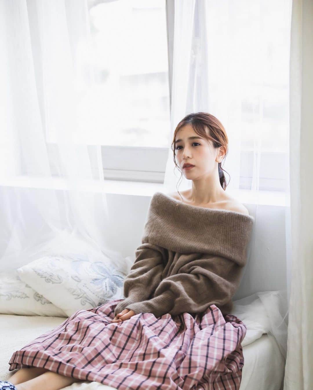 丸山悠美さんのインスタグラム写真 - (丸山悠美Instagram)「今日は2020SSのサンプルチェックへ。 @sylph_official チームの熱い想いとこだわりの詰まったお洋服を皆様にお届け出来る日が楽しみです！  思い返すと、ストリートブーム真っ只中の10代の頃にファッションに目覚めた私。 SUPREMEのパーカーを着ていた裏原時代が懐かしい。HECTICやSILASよく並んだなぁ...。 校則が厳しい女子校で6年間を過ごしたせいか、ファッションへの憧れの反動は強かった！聖地だった原宿のカラ館でアルバイトをはじめて、そこでAD審査に来ていた雑誌の編集部の方がお声がけ下さった事が、モデルの仕事をはじめるきっかけになりました。 本当は引っ込み思案で人見知りなので、アニメやゲームが大好きで声優になりたかったんですよね。 ご縁ありファッション業界で働きはじめ、引っ込み思案故に芸能人だらけのキラキラした世界に衝撃を受けました。 沢山の方にいただいたご縁が繋がり、表現する楽しさや喜びを教えていただいて、モデルやファッションの仕事今でもずっと続けられる事に心から感謝します。  子供を授かり母になっても自分らしさは忘れずに、ファッションの楽しさやパワーをお伝えしていきたいです☺️ #fashion #bonnsylph #model #outfit #ootd #2019aw #coordinate #instafashion  #model #撮影 #モデル #コーデ #コーディネート #ニット #きれいめカジュアル #スカート #大人カジュアル #ママコーデ #プチプラコーデ #服好きな人と繋がりたい」12月18日 15時49分 - maruyumi